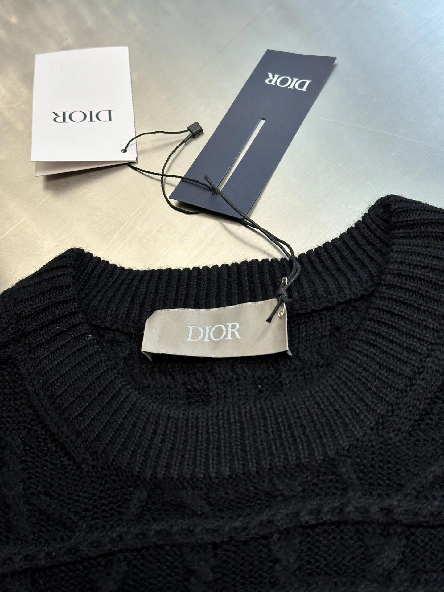 🅿️600 Dior Cannage Pattern Crew Neck Sweater This cannage pattern sweater is from the Dior Icons series, highlighting Dior's exquisite craftsmanship and fine tradition with an elegant and casual style.  Crafted from beige cashmere cable-knit fabric, the classic cannage pattern is reinterpreted with intricate details. Pair with the collection's trousers for a chic look.  size：xs s m l