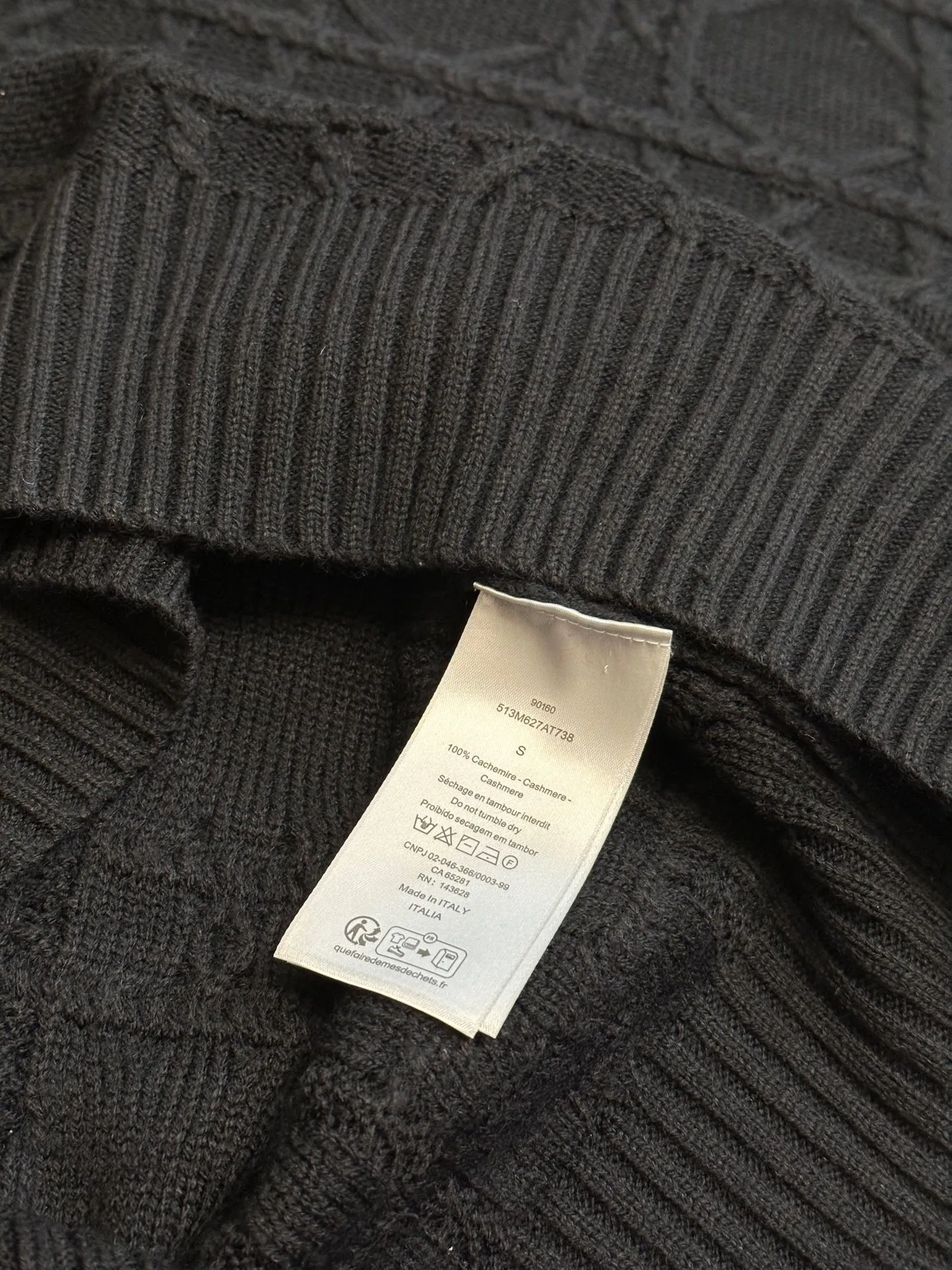🅿️600 Dior Cannage Pattern Crew Neck Sweater This cannage pattern sweater is from the Dior Icons series, highlighting Dior's exquisite craftsmanship and fine tradition with an elegant and casual style.  Crafted from beige cashmere cable-knit fabric, the classic cannage pattern is reinterpreted with intricate details. Pair with the collection's trousers for a chic look.  size：xs s m l
