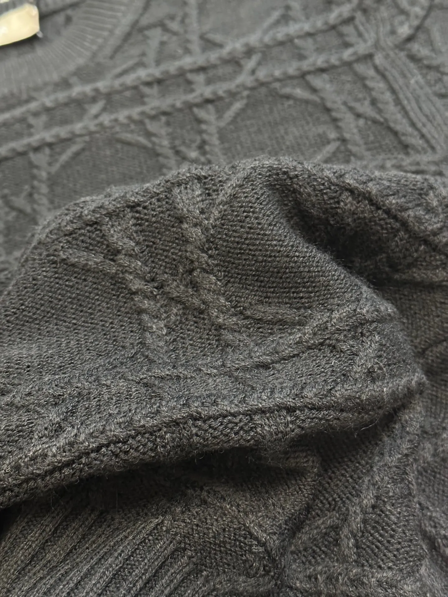 🅿️600 Dior Cannage Pattern Crew Neck Sweater This cannage pattern sweater is from the Dior Icons series, highlighting Dior's exquisite craftsmanship and fine tradition with an elegant and casual style.  Crafted from beige cashmere cable-knit fabric, the classic cannage pattern is reinterpreted with intricate details. Pair with the collection's trousers for a chic look.  size：xs s m l