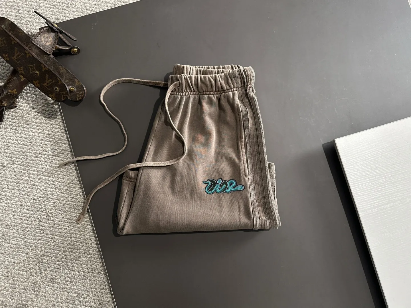 🅿️330 shipped next day, high quality DIOR/Dior 2025 spring and summer new casual solid color loose shorts with elastic band, two needle stitches at the hem of the trousers, fine and firm stitching, custom-made fabrics at the counter with high breathability and comfort, impeccable details, brand element design concept, reflecting high quality. It feels delicate and soft! It presents a casual cut and the upper body shape is great! Size: S-XXL