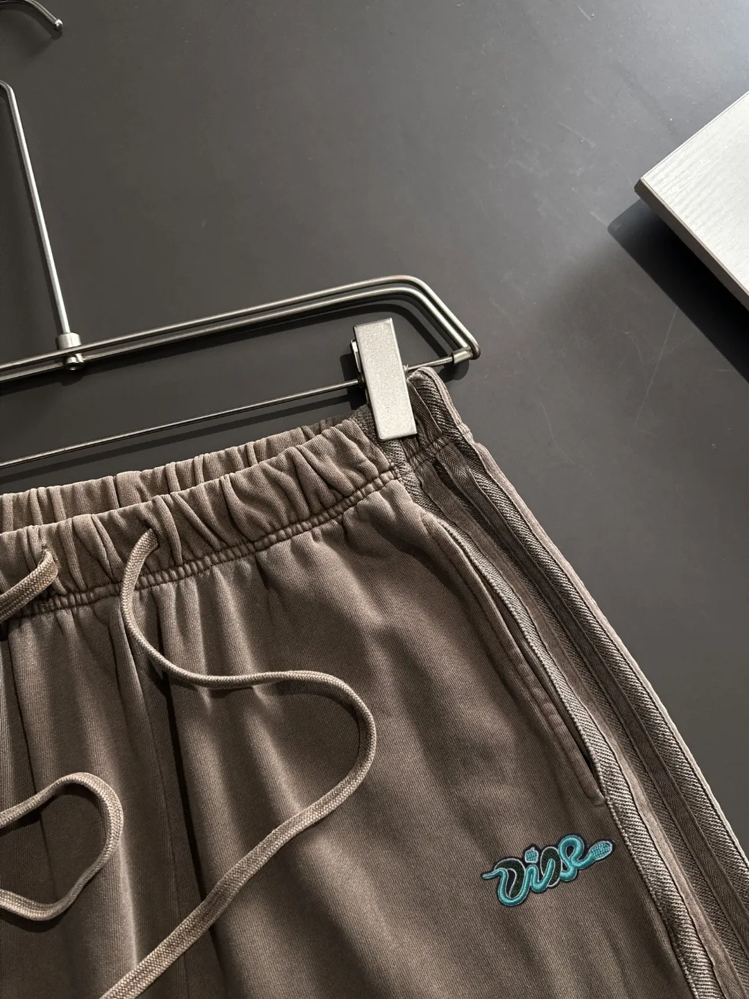 🅿️330 shipped next day, high quality DIOR/Dior 2025 spring and summer new casual solid color loose shorts with elastic band, two needle stitches at the hem of the trousers, fine and firm stitching, custom-made fabrics at the counter with high breathability and comfort, impeccable details, brand element design concept, reflecting high quality. It feels delicate and soft! It presents a casual cut and the upper body shape is great! Size: S-XXL