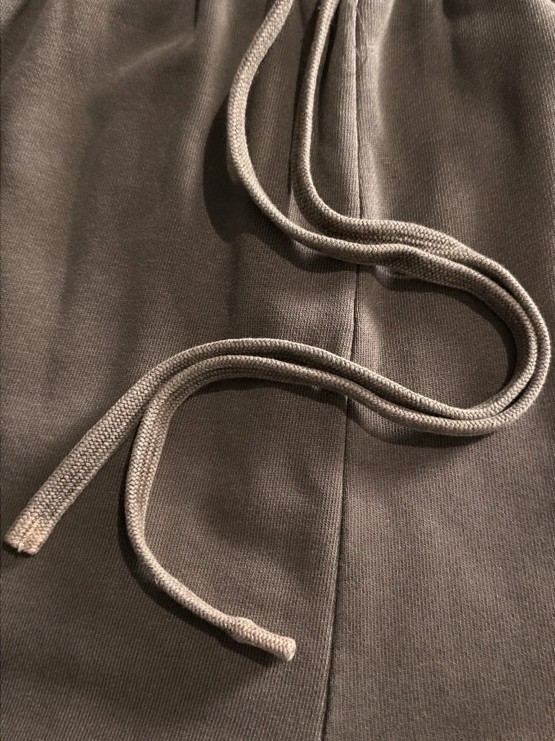 🅿️330 shipped next day, high quality DIOR/Dior 2025 spring and summer new casual solid color loose shorts with elastic band, two needle stitches at the hem of the trousers, fine and firm stitching, custom-made fabrics at the counter with high breathability and comfort, impeccable details, brand element design concept, reflecting high quality. It feels delicate and soft! It presents a casual cut and the upper body shape is great! Size: S-XXL