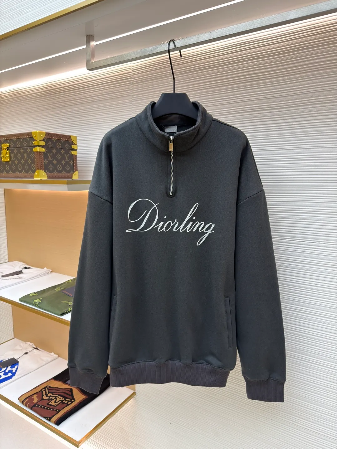 Dior flocked printed half-zip stand-up collar sweatshirt ●Original version: Purchased and developed for 15500 ●Item number: 1680911-A80 ●Material: combed cotton fabric ●Technology: flocked printing production ●Version: fitted version ●Weight: about 865 grams ●Size: S-M-L-XL ●Description: Pay tribute to the Dior heritage with the Dior love logo inspired by the Dior archives. Crafted from black cotton fleece, it features a flocked Dior Love print on the chest. Casual fit, can be matched with all kinds of casual clothing. The overall wiring is straight and delicate, the fabric is comfortable and soft, and the color is consistent without color difference. It can be matched with the same style to create a fashionable look and control various occasions. Customized accessories, complete with three standards, same style for men and women!