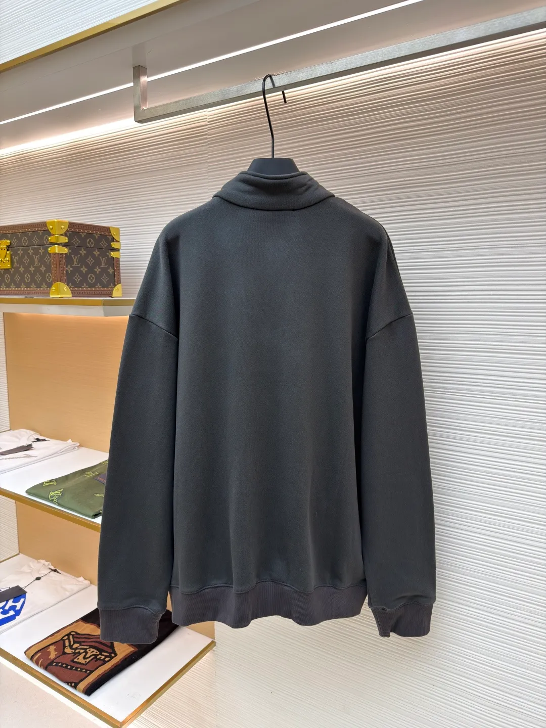 Dior flocked printed half-zip stand-up collar sweatshirt ●Original version: Purchased and developed for 15500 ●Item number: 1680911-A80 ●Material: combed cotton fabric ●Technology: flocked printing production ●Version: fitted version ●Weight: about 865 grams ●Size: S-M-L-XL ●Description: Pay tribute to the Dior heritage with the Dior love logo inspired by the Dior archives. Crafted from black cotton fleece, it features a flocked Dior Love print on the chest. Casual fit, can be matched with all kinds of casual clothing. The overall wiring is straight and delicate, the fabric is comfortable and soft, and the color is consistent without color difference. It can be matched with the same style to create a fashionable look and control various occasions. Customized accessories, complete with three standards, same style for men and women!