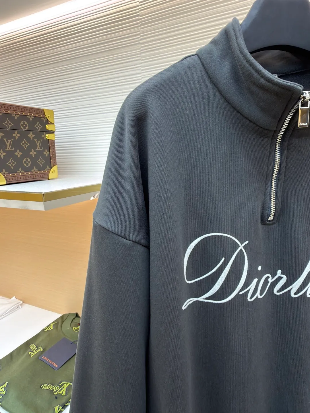 Dior flocked printed half-zip stand-up collar sweatshirt ●Original version: Purchased and developed for 15500 ●Item number: 1680911-A80 ●Material: combed cotton fabric ●Technology: flocked printing production ●Version: fitted version ●Weight: about 865 grams ●Size: S-M-L-XL ●Description: Pay tribute to the Dior heritage with the Dior love logo inspired by the Dior archives. Crafted from black cotton fleece, it features a flocked Dior Love print on the chest. Casual fit, can be matched with all kinds of casual clothing. The overall wiring is straight and delicate, the fabric is comfortable and soft, and the color is consistent without color difference. It can be matched with the same style to create a fashionable look and control various occasions. Customized accessories, complete with three standards, same style for men and women!