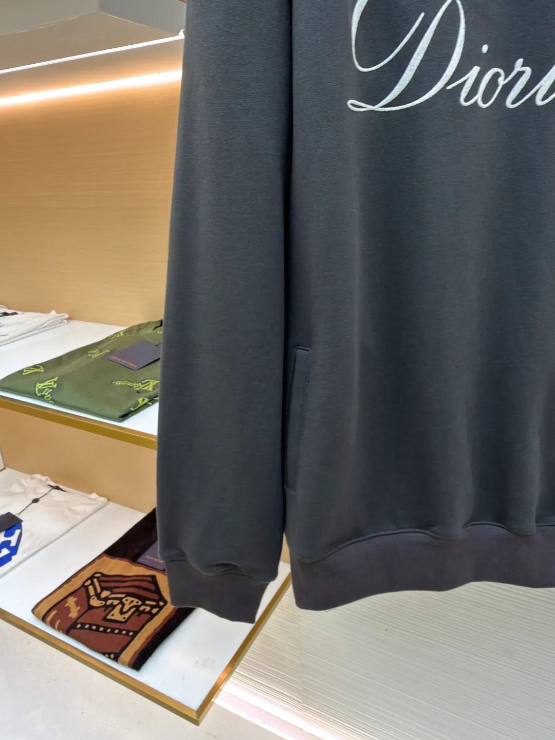 Dior flocked printed half-zip stand-up collar sweatshirt ●Original version: Purchased and developed for 15500 ●Item number: 1680911-A80 ●Material: combed cotton fabric ●Technology: flocked printing production ●Version: fitted version ●Weight: about 865 grams ●Size: S-M-L-XL ●Description: Pay tribute to the Dior heritage with the Dior love logo inspired by the Dior archives. Crafted from black cotton fleece, it features a flocked Dior Love print on the chest. Casual fit, can be matched with all kinds of casual clothing. The overall wiring is straight and delicate, the fabric is comfortable and soft, and the color is consistent without color difference. It can be matched with the same style to create a fashionable look and control various occasions. Customized accessories, complete with three standards, same style for men and women!