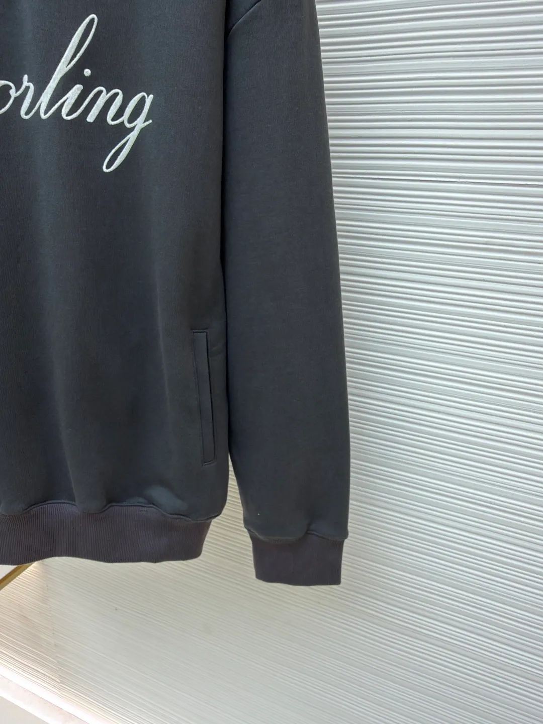 Dior flocked printed half-zip stand-up collar sweatshirt ●Original version: Purchased and developed for 15500 ●Item number: 1680911-A80 ●Material: combed cotton fabric ●Technology: flocked printing production ●Version: fitted version ●Weight: about 865 grams ●Size: S-M-L-XL ●Description: Pay tribute to the Dior heritage with the Dior love logo inspired by the Dior archives. Crafted from black cotton fleece, it features a flocked Dior Love print on the chest. Casual fit, can be matched with all kinds of casual clothing. The overall wiring is straight and delicate, the fabric is comfortable and soft, and the color is consistent without color difference. It can be matched with the same style to create a fashionable look and control various occasions. Customized accessories, complete with three standards, same style for men and women!