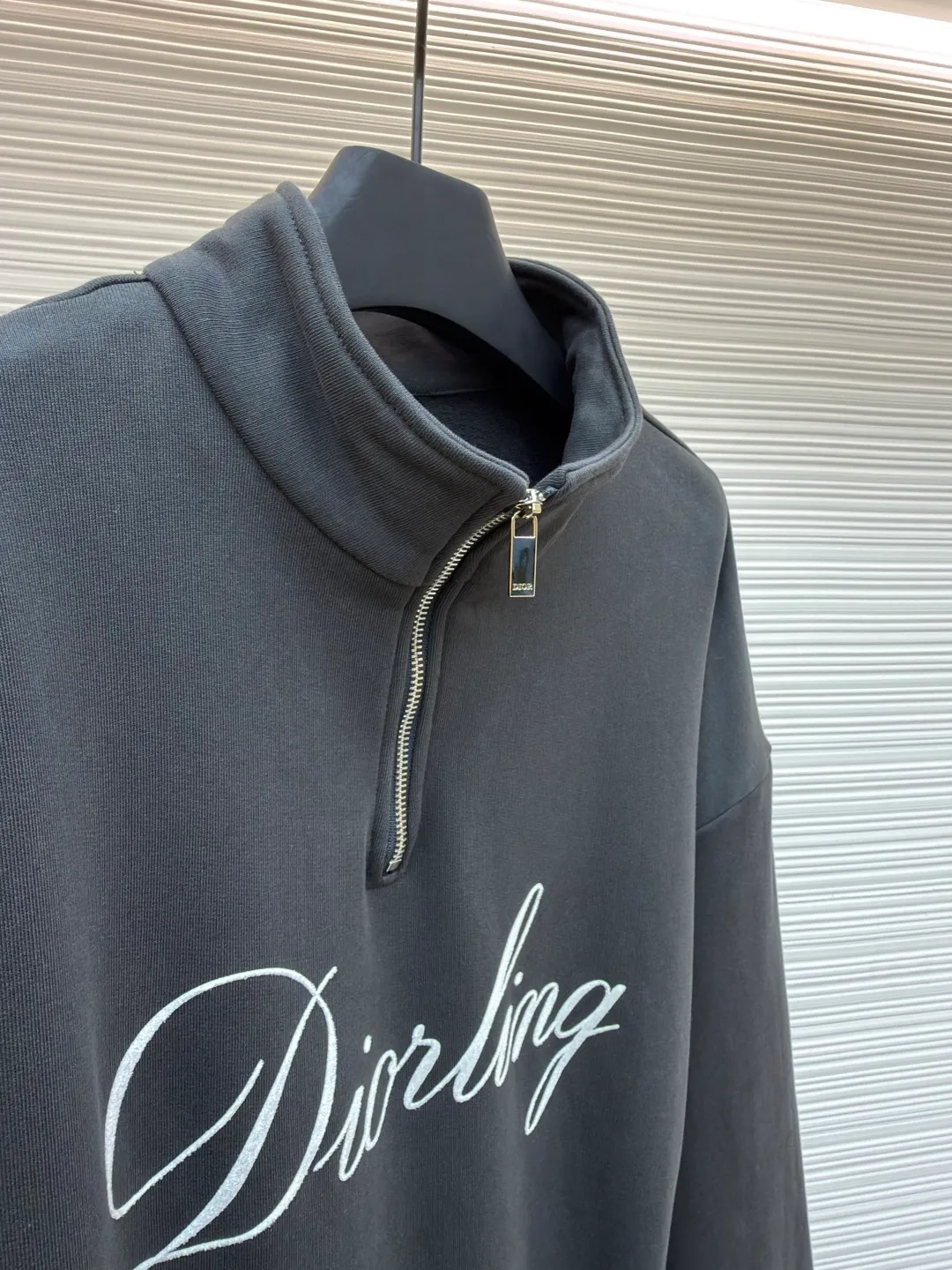 Dior flocked printed half-zip stand-up collar sweatshirt ●Original version: Purchased and developed for 15500 ●Item number: 1680911-A80 ●Material: combed cotton fabric ●Technology: flocked printing production ●Version: fitted version ●Weight: about 865 grams ●Size: S-M-L-XL ●Description: Pay tribute to the Dior heritage with the Dior love logo inspired by the Dior archives. Crafted from black cotton fleece, it features a flocked Dior Love print on the chest. Casual fit, can be matched with all kinds of casual clothing. The overall wiring is straight and delicate, the fabric is comfortable and soft, and the color is consistent without color difference. It can be matched with the same style to create a fashionable look and control various occasions. Customized accessories, complete with three standards, same style for men and women!