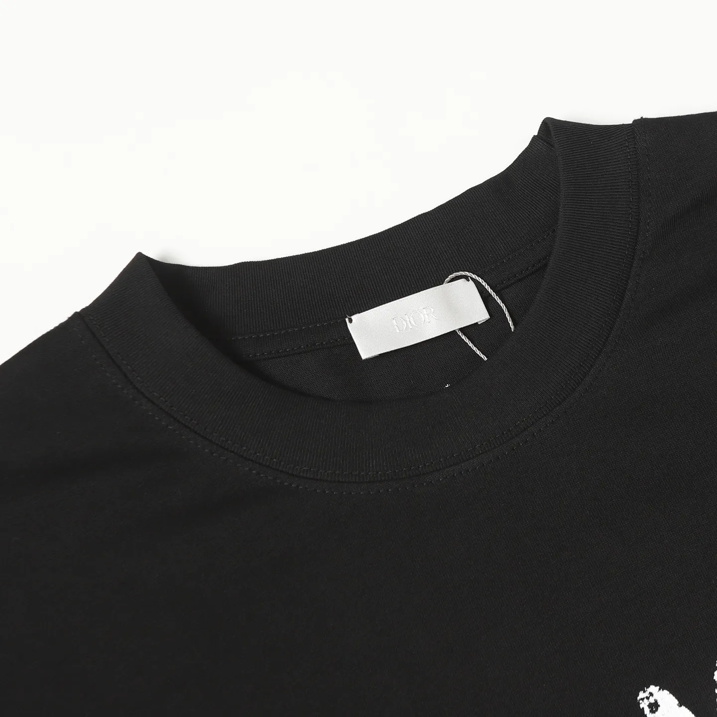 🅿️170 DIOR CD 25ss1947 damaged letter printed short-sleeved T-shirt. The fabric is comfortable and skin-friendly without any strange feeling. Custom-dyed fabric, high textile density, good drape, not easy to deform, thick texture and tight spinning process will not affect the breathability of the fabric. The color saturation is very high. A versatile and good-looking short-sleeved one. The loose version covers the flesh and makes you look slimmer. Same style for men and women. Color: black/white Size: XS-L