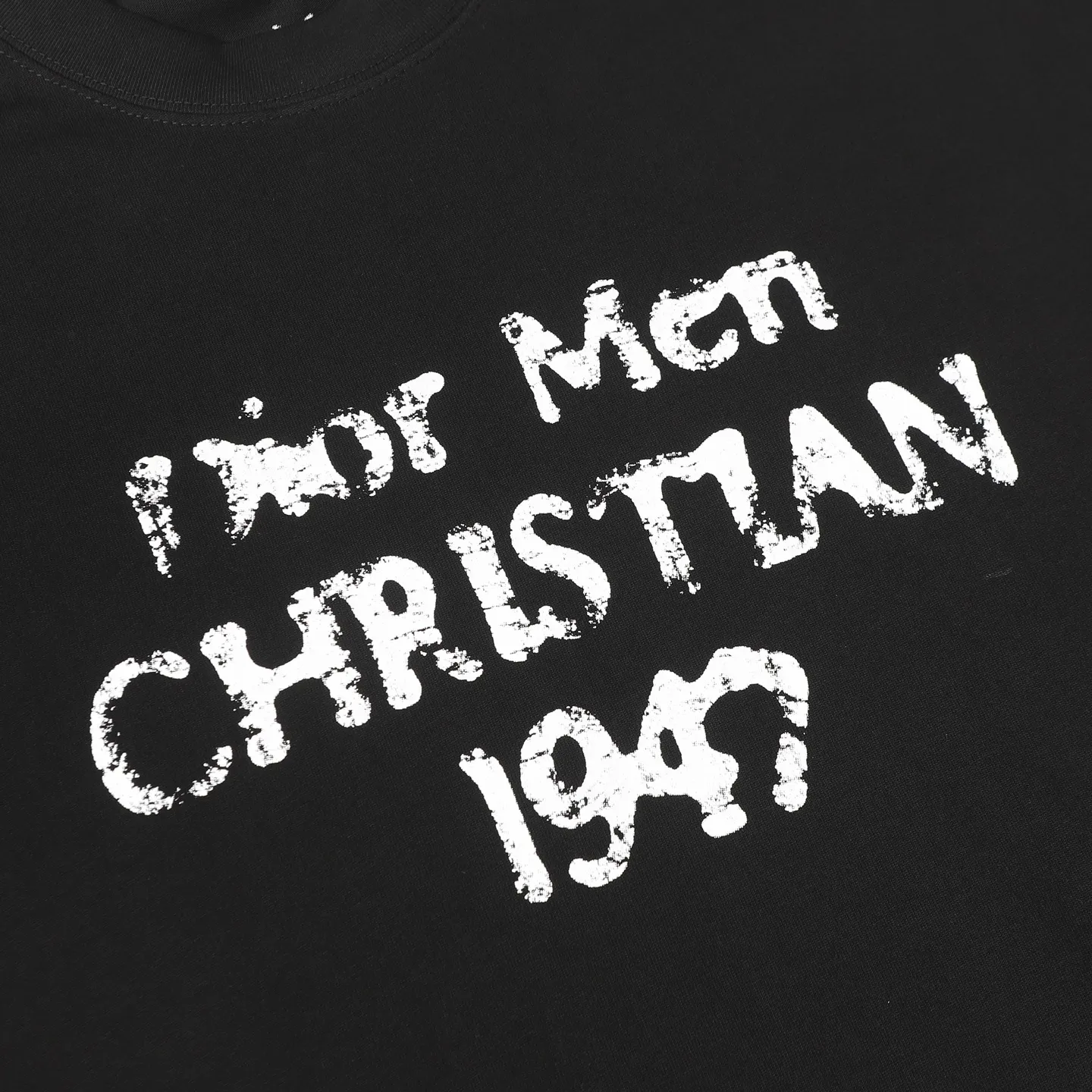 🅿️170 DIOR CD 25ss1947 damaged letter printed short-sleeved T-shirt. The fabric is comfortable and skin-friendly without any strange feeling. Custom-dyed fabric, high textile density, good drape, not easy to deform, thick texture and tight spinning process will not affect the breathability of the fabric. The color saturation is very high. A versatile and good-looking short-sleeved one. The loose version covers the flesh and makes you look slimmer. Same style for men and women. Color: black/white Size: XS-L