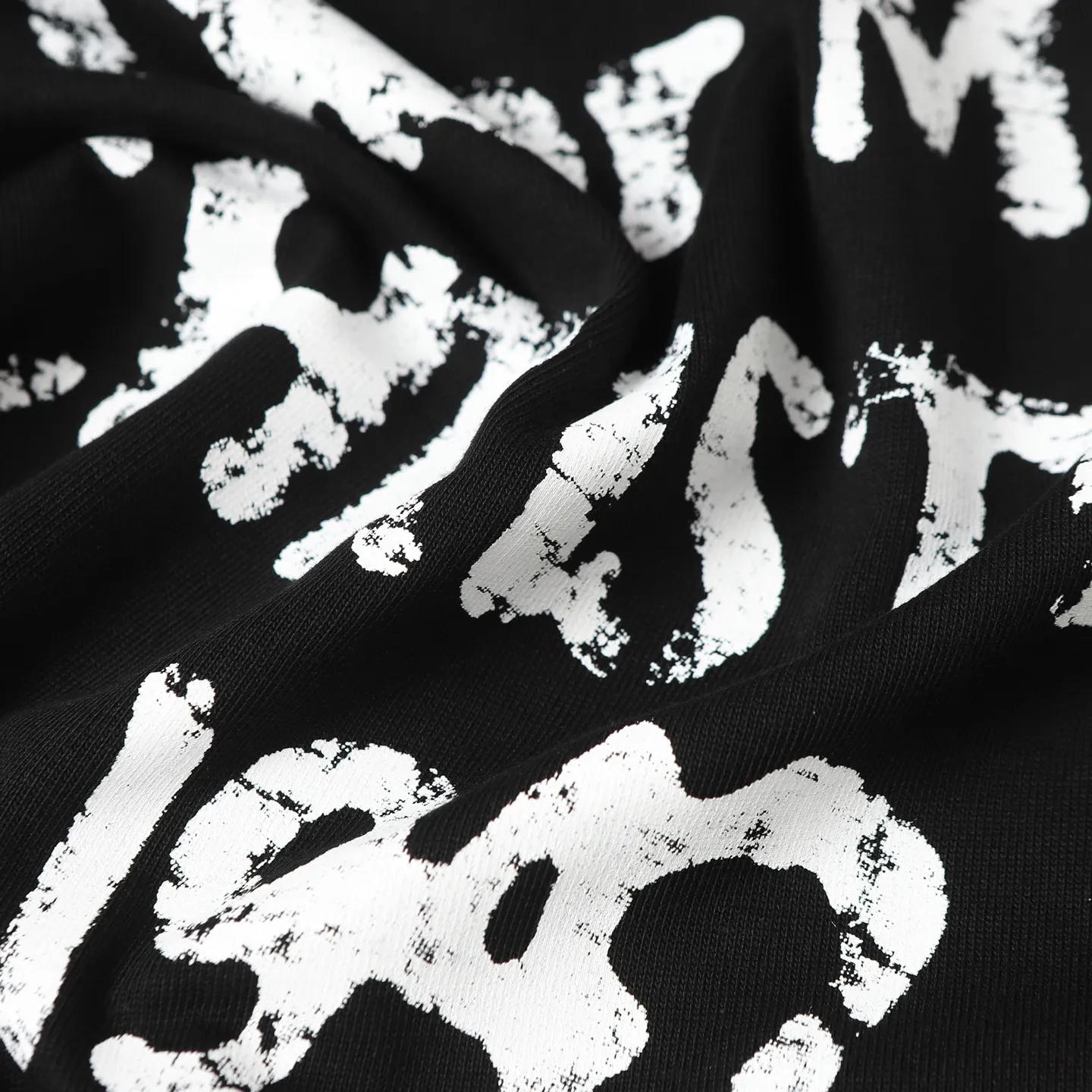 🅿️170 DIOR CD 25ss1947 damaged letter printed short-sleeved T-shirt. The fabric is comfortable and skin-friendly without any strange feeling. Custom-dyed fabric, high textile density, good drape, not easy to deform, thick texture and tight spinning process will not affect the breathability of the fabric. The color saturation is very high. A versatile and good-looking short-sleeved one. The loose version covers the flesh and makes you look slimmer. Same style for men and women. Color: black/white Size: XS-L