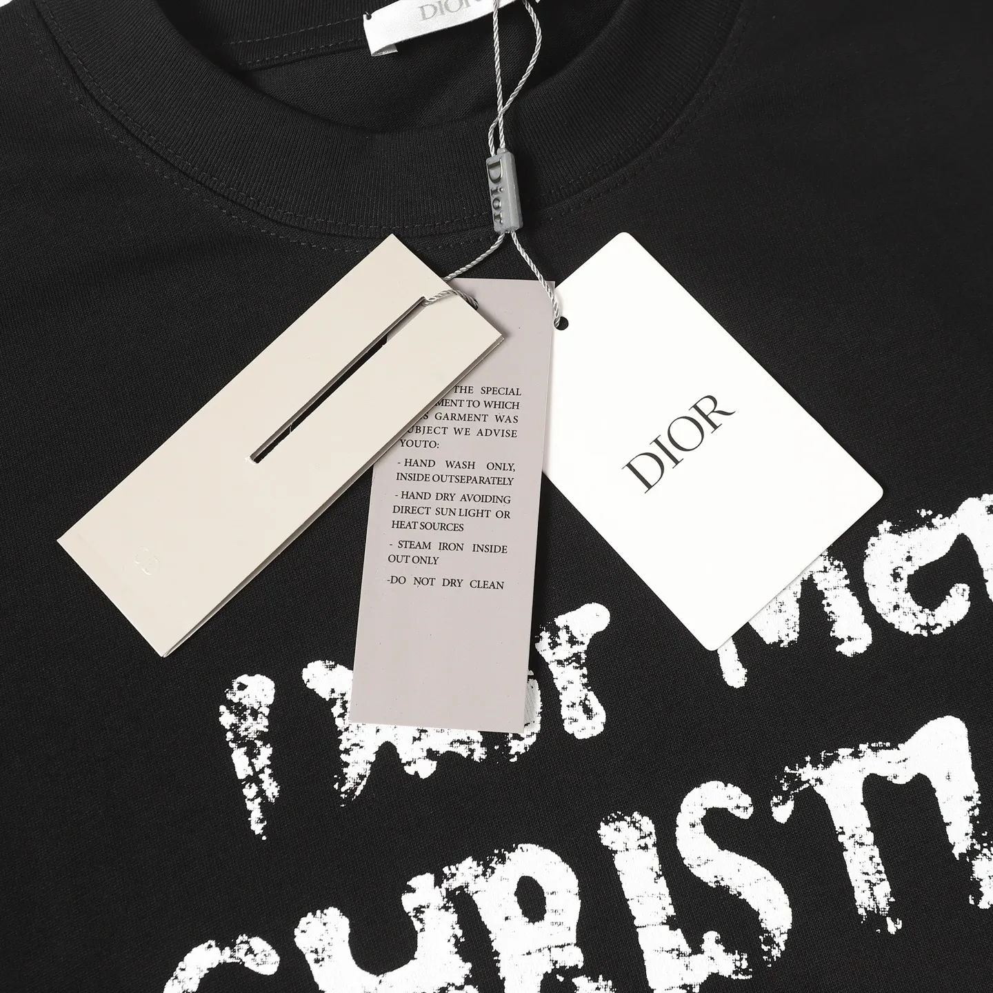 🅿️170 DIOR CD 25ss1947 damaged letter printed short-sleeved T-shirt. The fabric is comfortable and skin-friendly without any strange feeling. Custom-dyed fabric, high textile density, good drape, not easy to deform, thick texture and tight spinning process will not affect the breathability of the fabric. The color saturation is very high. A versatile and good-looking short-sleeved one. The loose version covers the flesh and makes you look slimmer. Same style for men and women. Color: black/white Size: XS-L