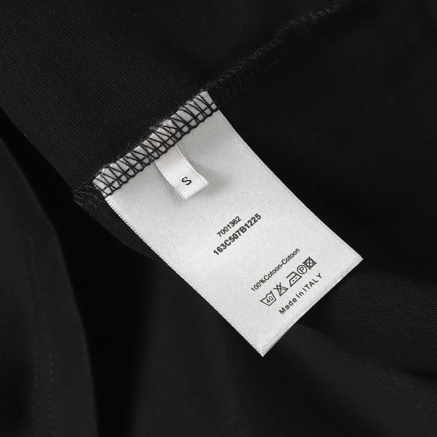 🅿️170 DIOR CD 25ss1947 damaged letter printed short-sleeved T-shirt. The fabric is comfortable and skin-friendly without any strange feeling. Custom-dyed fabric, high textile density, good drape, not easy to deform, thick texture and tight spinning process will not affect the breathability of the fabric. The color saturation is very high. A versatile and good-looking short-sleeved one. The loose version covers the flesh and makes you look slimmer. Same style for men and women. Color: black/white Size: XS-L