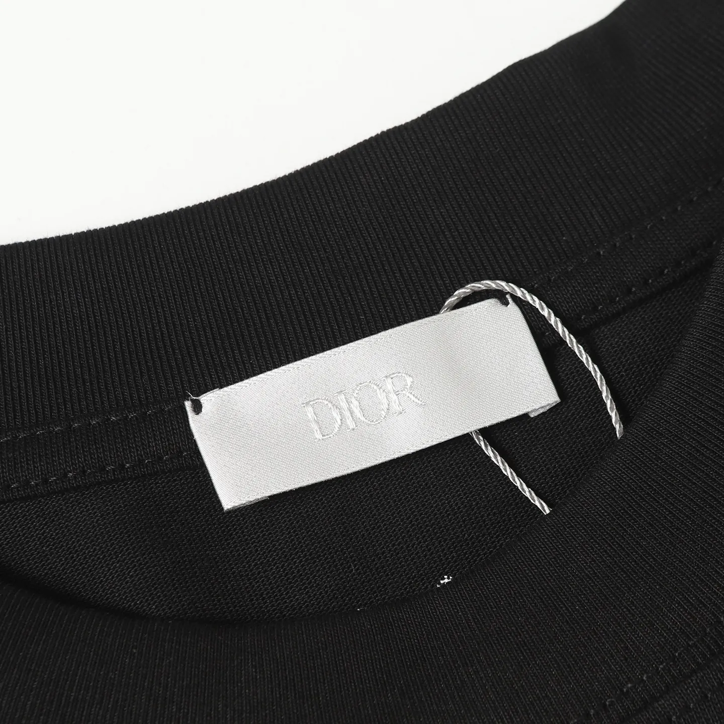 🅿️170 DIOR CD 25ss1947 damaged letter printed short-sleeved T-shirt. The fabric is comfortable and skin-friendly without any strange feeling. Custom-dyed fabric, high textile density, good drape, not easy to deform, thick texture and tight spinning process will not affect the breathability of the fabric. The color saturation is very high. A versatile and good-looking short-sleeved one. The loose version covers the flesh and makes you look slimmer. Same style for men and women. Color: black/white Size: XS-L