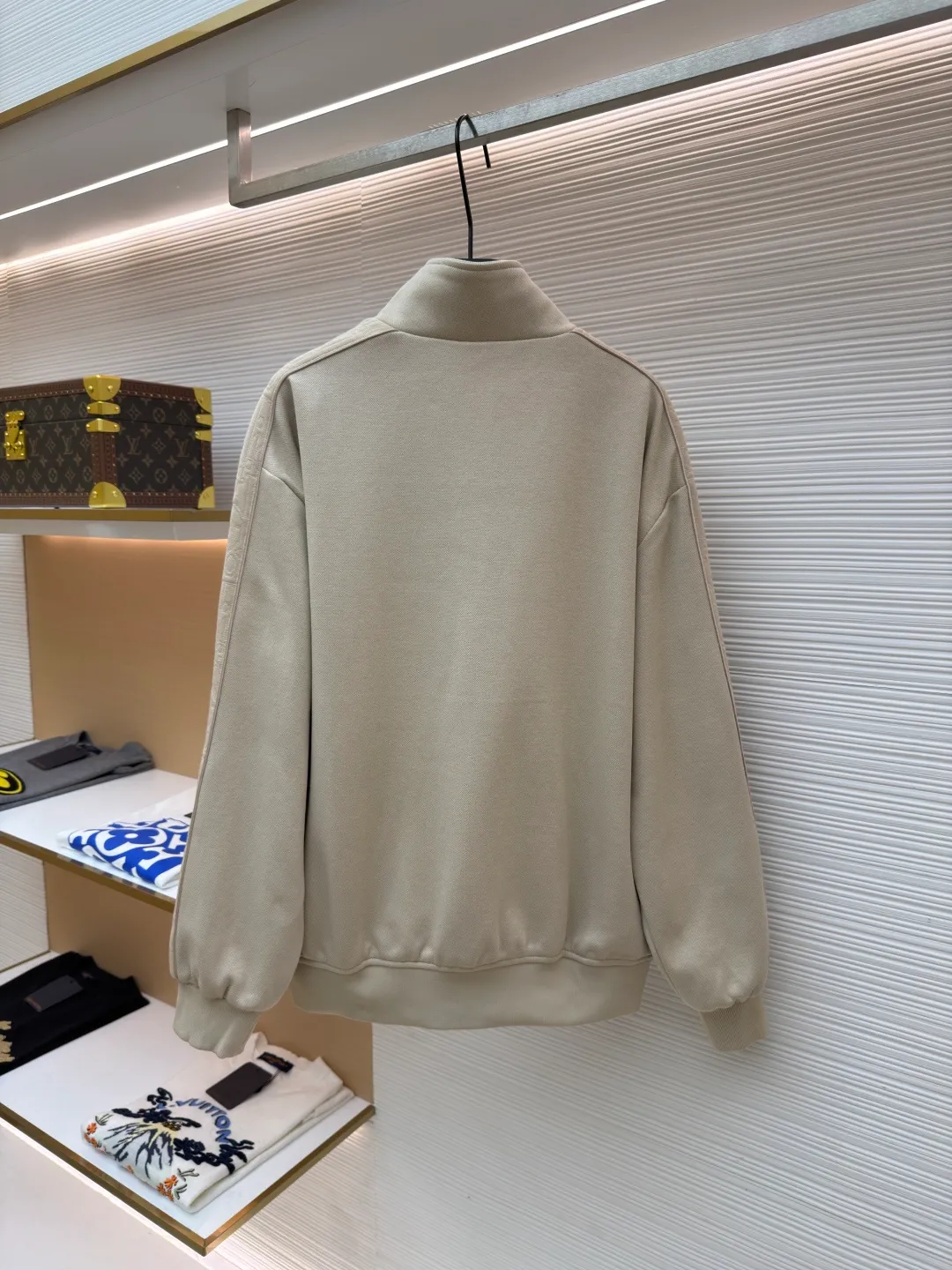 Dior Jersey Oblique Print Stand Collar Long Sleeve Jacket ●Original: Purchased and developed by 21762 ●Item No.: 1682095-B75 ●Material: knitted fabric ●Technology: Printing ●Color: Khaki ●Version: Fitted version ●Weight: approximately 915 grams ●Size: S-M-L-XL ●Description: This Oblique print sports jacket cleverly combines sports style with elegance. Crafted from navy cotton-blend jersey, it features Oblique-print panels on the sleeves and welted side pockets. Wear with trousers from the collection. Sleeves decorated with Oblique print panels. Stand collar. Two-way zip fastening with Dior signature zip pull. Ribbed cuffs and hem. Body: 38% cotton, 32% polyester, 30% nylon. Lining: 51% cotton, 49% viscose. The overall wiring is straight and delicate, the fabric is comfortable and soft, and the color is consistent without color difference. It can be matched with the same style to create a fashionable look and control various occasions. Customized accessories, complete with three standards, same style for men and women!