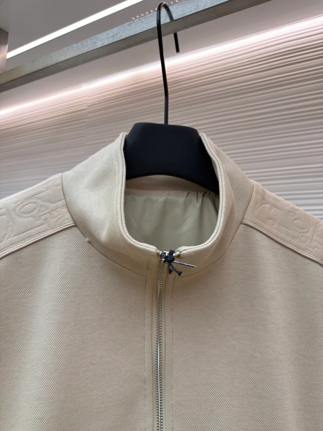 Dior Jersey Oblique Print Stand Collar Long Sleeve Jacket ●Original: Purchased and developed by 21762 ●Item No.: 1682095-B75 ●Material: knitted fabric ●Technology: Printing ●Color: Khaki ●Version: Fitted version ●Weight: approximately 915 grams ●Size: S-M-L-XL ●Description: This Oblique print sports jacket cleverly combines sports style with elegance. Crafted from navy cotton-blend jersey, it features Oblique-print panels on the sleeves and welted side pockets. Wear with trousers from the collection. Sleeves decorated with Oblique print panels. Stand collar. Two-way zip fastening with Dior signature zip pull. Ribbed cuffs and hem. Body: 38% cotton, 32% polyester, 30% nylon. Lining: 51% cotton, 49% viscose. The overall wiring is straight and delicate, the fabric is comfortable and soft, and the color is consistent without color difference. It can be matched with the same style to create a fashionable look and control various occasions. Customized accessories, complete with three standards, same style for men and women!