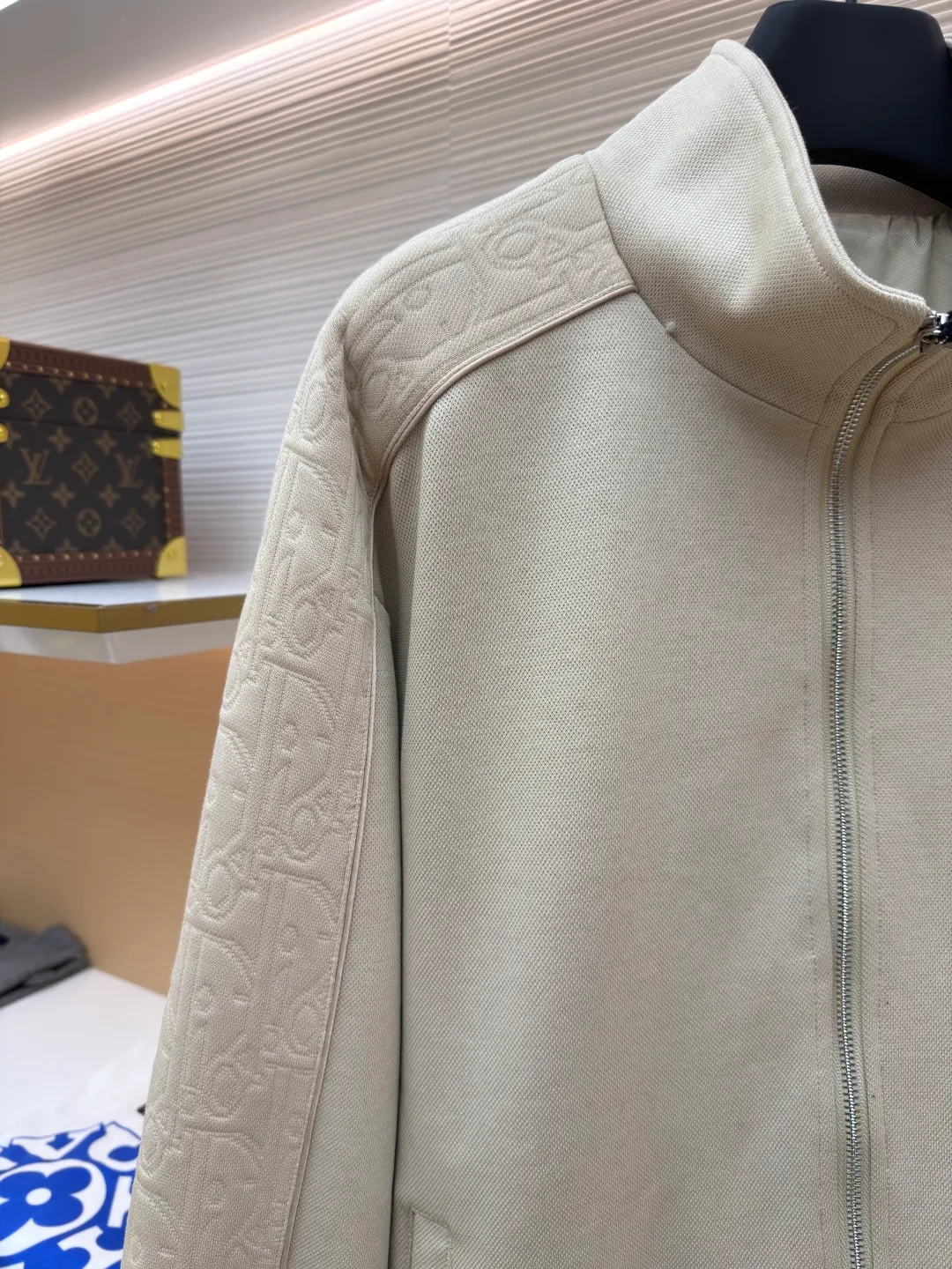 Dior Jersey Oblique Print Stand Collar Long Sleeve Jacket ●Original: Purchased and developed by 21762 ●Item No.: 1682095-B75 ●Material: knitted fabric ●Technology: Printing ●Color: Khaki ●Version: Fitted version ●Weight: approximately 915 grams ●Size: S-M-L-XL ●Description: This Oblique print sports jacket cleverly combines sports style with elegance. Crafted from navy cotton-blend jersey, it features Oblique-print panels on the sleeves and welted side pockets. Wear with trousers from the collection. Sleeves decorated with Oblique print panels. Stand collar. Two-way zip fastening with Dior signature zip pull. Ribbed cuffs and hem. Body: 38% cotton, 32% polyester, 30% nylon. Lining: 51% cotton, 49% viscose. The overall wiring is straight and delicate, the fabric is comfortable and soft, and the color is consistent without color difference. It can be matched with the same style to create a fashionable look and control various occasions. Customized accessories, complete with three standards, same style for men and women!