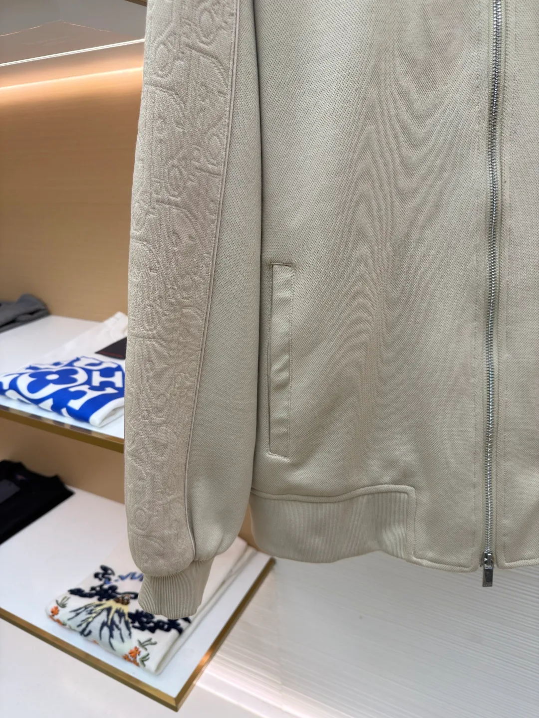 Dior Jersey Oblique Print Stand Collar Long Sleeve Jacket ●Original: Purchased and developed by 21762 ●Item No.: 1682095-B75 ●Material: knitted fabric ●Technology: Printing ●Color: Khaki ●Version: Fitted version ●Weight: approximately 915 grams ●Size: S-M-L-XL ●Description: This Oblique print sports jacket cleverly combines sports style with elegance. Crafted from navy cotton-blend jersey, it features Oblique-print panels on the sleeves and welted side pockets. Wear with trousers from the collection. Sleeves decorated with Oblique print panels. Stand collar. Two-way zip fastening with Dior signature zip pull. Ribbed cuffs and hem. Body: 38% cotton, 32% polyester, 30% nylon. Lining: 51% cotton, 49% viscose. The overall wiring is straight and delicate, the fabric is comfortable and soft, and the color is consistent without color difference. It can be matched with the same style to create a fashionable look and control various occasions. Customized accessories, complete with three standards, same style for men and women!
