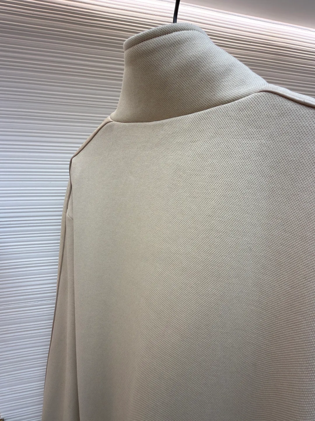 Dior Jersey Oblique Print Stand Collar Long Sleeve Jacket ●Original: Purchased and developed by 21762 ●Item No.: 1682095-B75 ●Material: knitted fabric ●Technology: Printing ●Color: Khaki ●Version: Fitted version ●Weight: approximately 915 grams ●Size: S-M-L-XL ●Description: This Oblique print sports jacket cleverly combines sports style with elegance. Crafted from navy cotton-blend jersey, it features Oblique-print panels on the sleeves and welted side pockets. Wear with trousers from the collection. Sleeves decorated with Oblique print panels. Stand collar. Two-way zip fastening with Dior signature zip pull. Ribbed cuffs and hem. Body: 38% cotton, 32% polyester, 30% nylon. Lining: 51% cotton, 49% viscose. The overall wiring is straight and delicate, the fabric is comfortable and soft, and the color is consistent without color difference. It can be matched with the same style to create a fashionable look and control various occasions. Customized accessories, complete with three standards, same style for men and women!