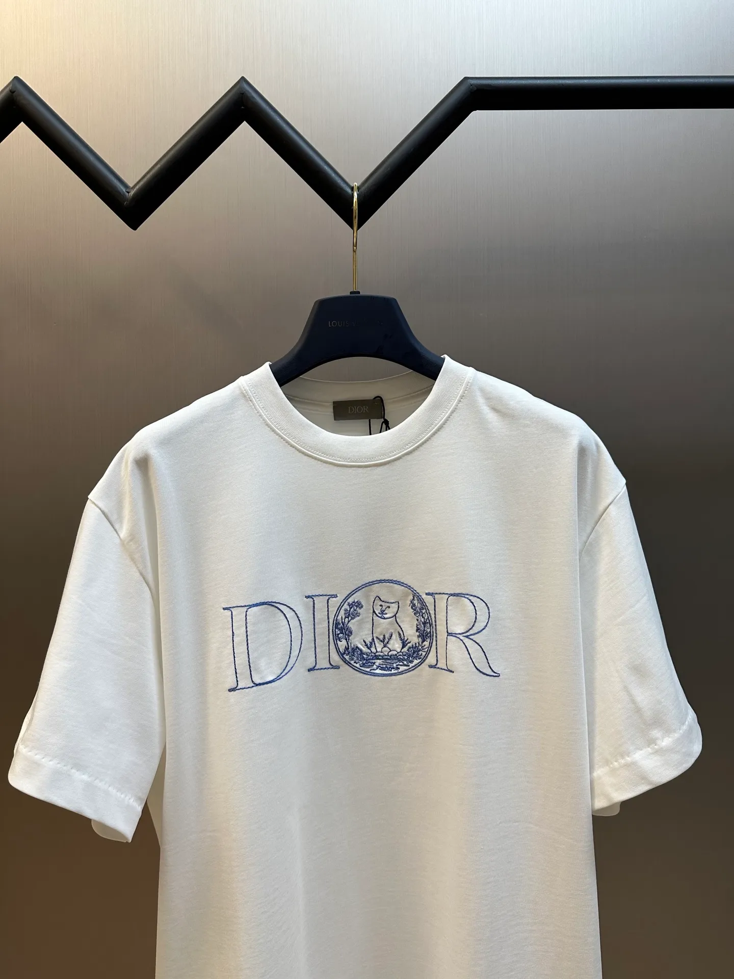 🅿️240 4-day pre-sale DIOR 25 joint short-sleeve This T-shirt displays the logo from this season’s DIOR AND HYLTON NEL joint series. Crafted from blue cotton jersey, it has a classic silhouette with a ribbed crew neck and embroidery on the chest for added style.  size：xs s m l