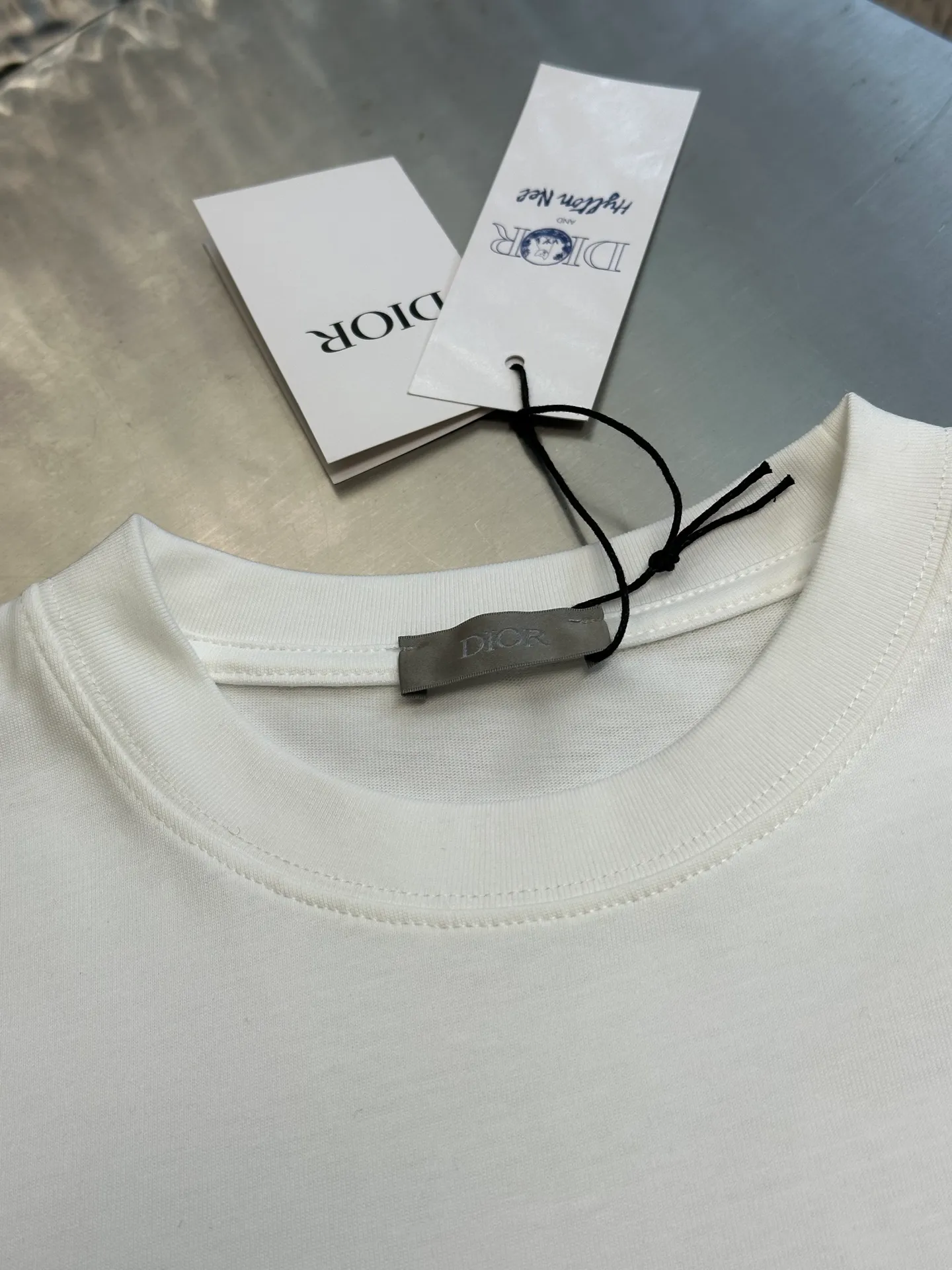 🅿️240 4-day pre-sale DIOR 25 joint short-sleeve This T-shirt displays the logo from this season’s DIOR AND HYLTON NEL joint series. Crafted from blue cotton jersey, it has a classic silhouette with a ribbed crew neck and embroidery on the chest for added style.  size：xs s m l