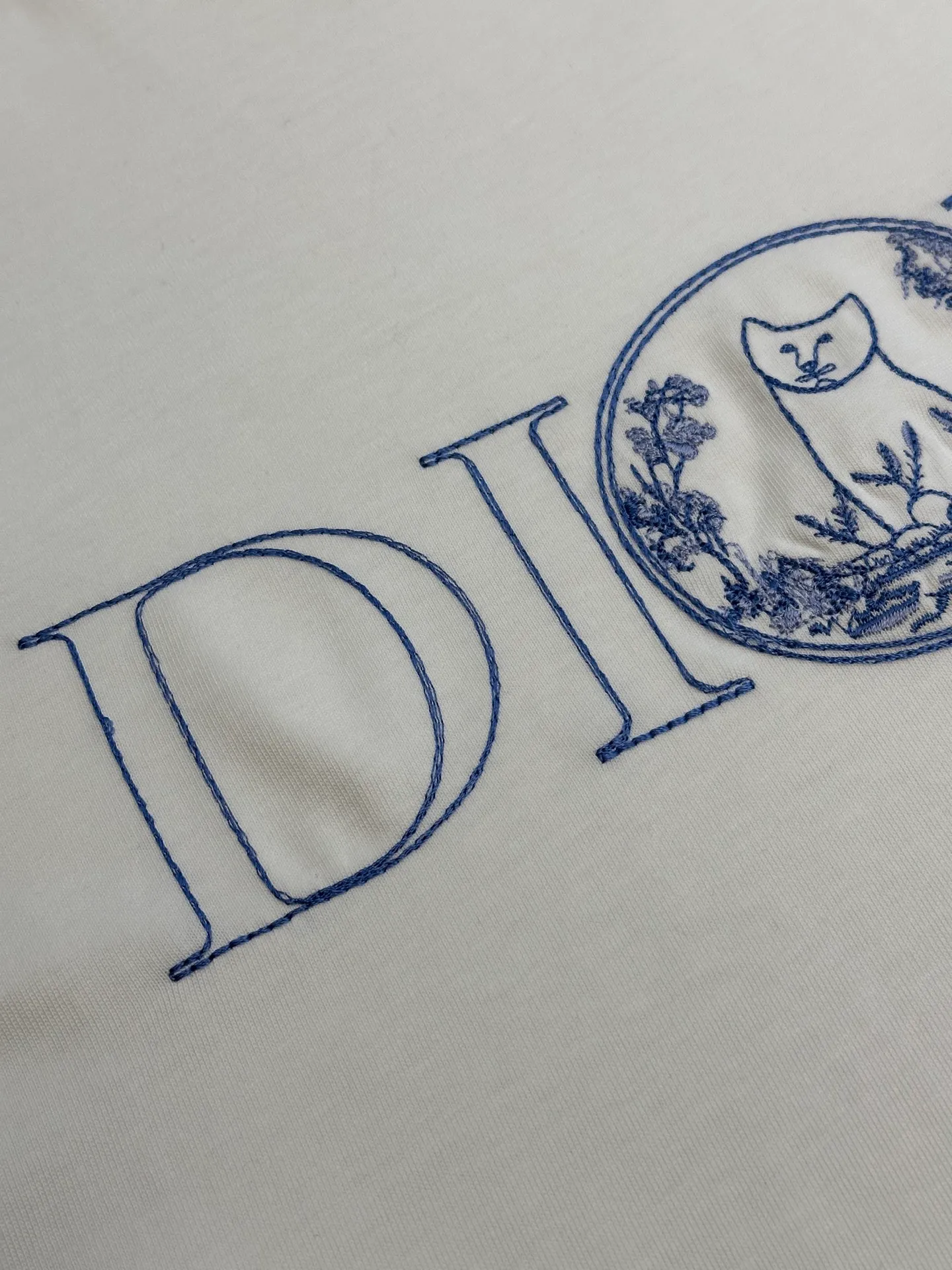 🅿️240 4-day pre-sale DIOR 25 joint short-sleeve This T-shirt displays the logo from this season’s DIOR AND HYLTON NEL joint series. Crafted from blue cotton jersey, it has a classic silhouette with a ribbed crew neck and embroidery on the chest for added style.  size：xs s m l