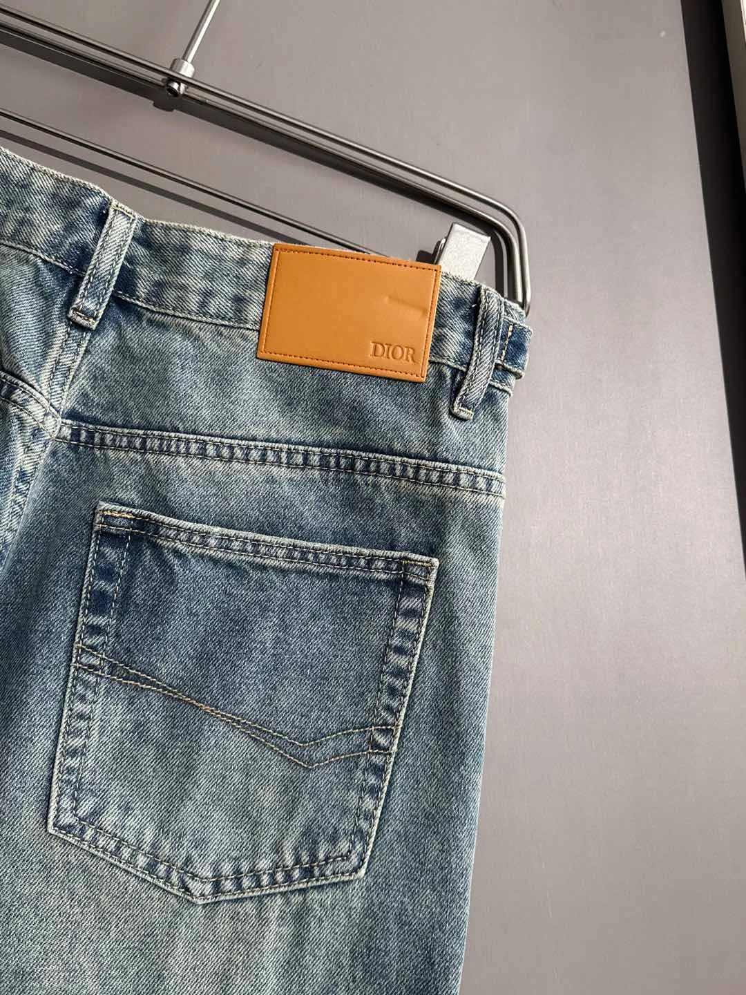🅿️380 Dior 2025 four-season loose jeans and wide-leg trousers, the trend in the trend! Many fashion bloggers control the upper body. The water is woven from imported Japanese Denim plain cotton denim fabric. It has three standards, is soft, delicate, comfortable and breathable. The color has a modern and fashionable vicissitudes. The upper body is versatile and fashionable! Light luxury, a must-have item for daily commuting! Size: XS-2XL (please state your height and weight when placing an order)