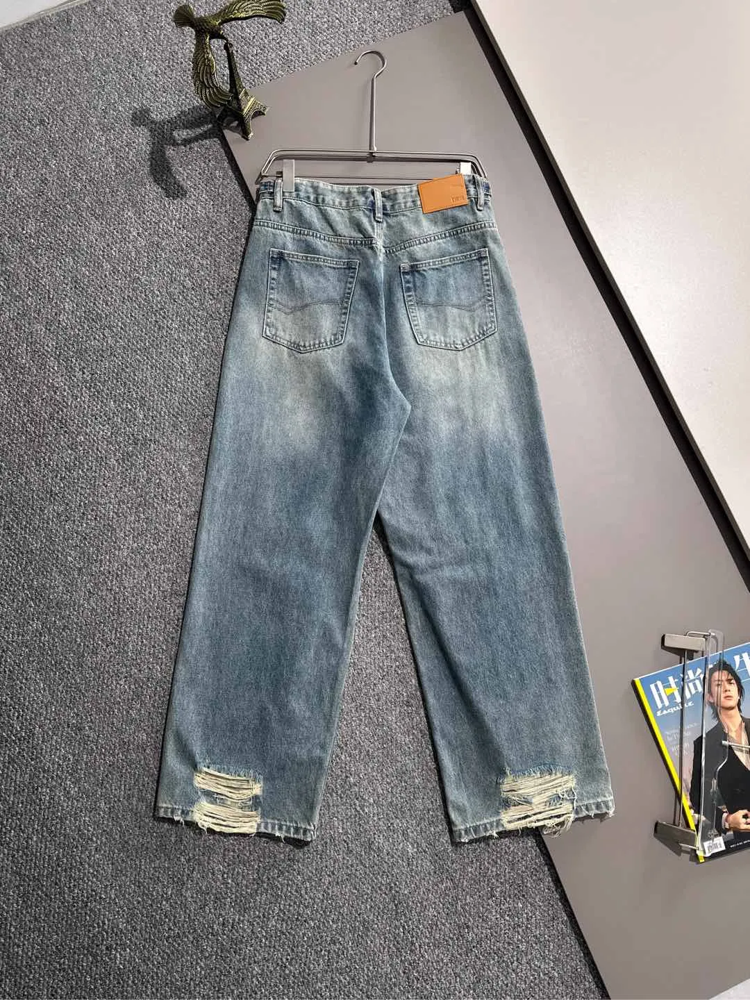 🅿️380 Dior 2025 four-season loose jeans and wide-leg trousers, the trend in the trend! Many fashion bloggers control the upper body. The water is woven from imported Japanese Denim plain cotton denim fabric. It has three standards, is soft, delicate, comfortable and breathable. The color has a modern and fashionable vicissitudes. The upper body is versatile and fashionable! Light luxury, a must-have item for daily commuting! Size: XS-2XL (please state your height and weight when placing an order)