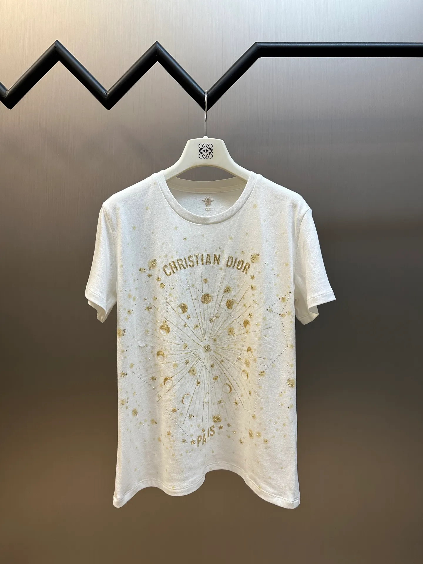 🅿️390 Women's Dior Gold Stars and Moon Heavy Embroidery Short Sleeves This T-shirt is carefully crafted from white cotton jersey fabric and decorated with gold-tone Dior Astral graphic print and embroidery, showing the Serpent and the phases of the moon, paying tribute to Mr. Dior's love for the constellations. The classic crew neck design and the Christian Dior Paris signature on the front add to the style. Pair with other Dior Astral pieces for a sophisticated and stylish look.  size：s m l