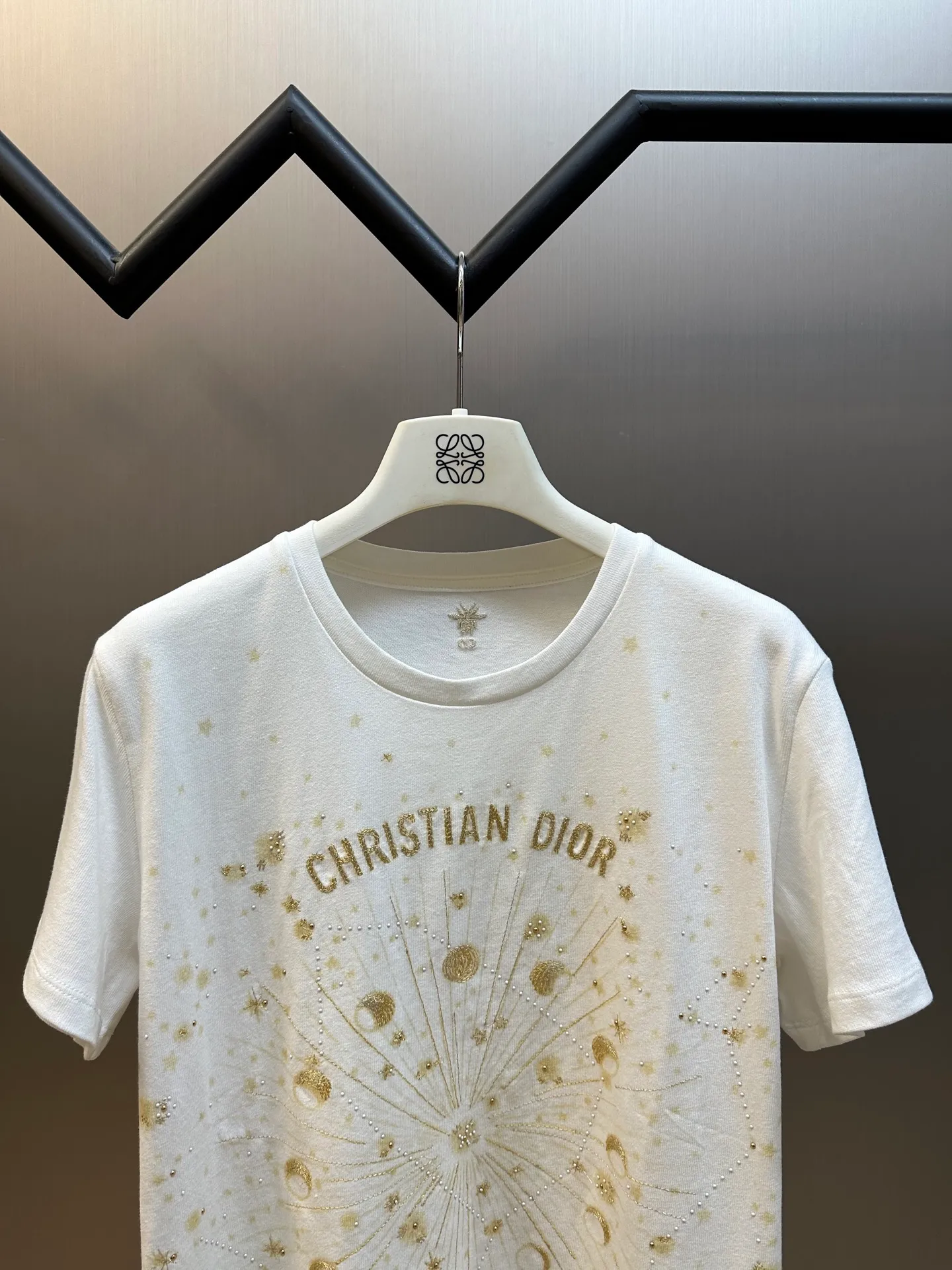 🅿️390 Women's Dior Gold Stars and Moon Heavy Embroidery Short Sleeves This T-shirt is carefully crafted from white cotton jersey fabric and decorated with gold-tone Dior Astral graphic print and embroidery, showing the Serpent and the phases of the moon, paying tribute to Mr. Dior's love for the constellations. The classic crew neck design and the Christian Dior Paris signature on the front add to the style. Pair with other Dior Astral pieces for a sophisticated and stylish look.  size：s m l