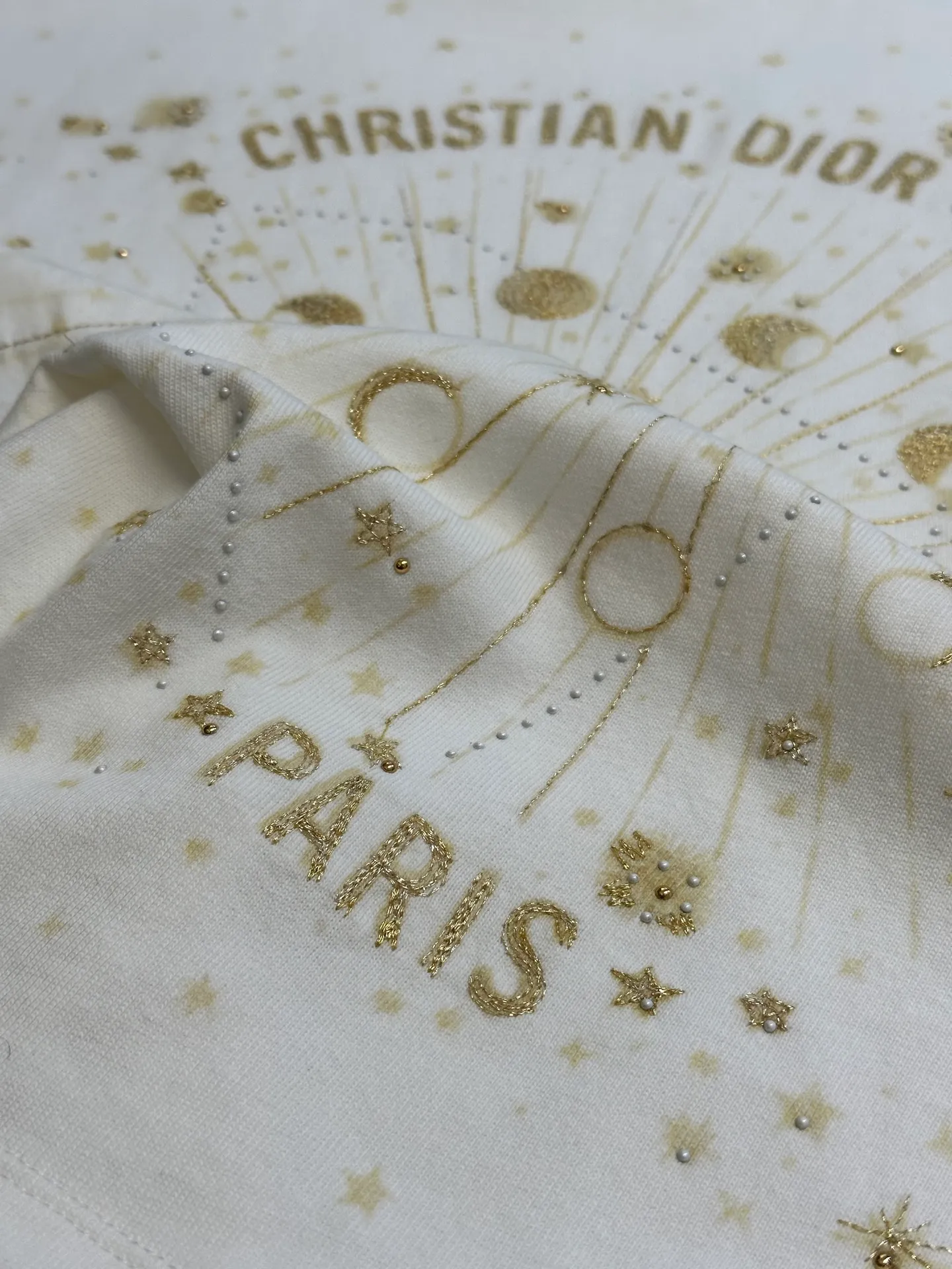🅿️390 Women's Dior Gold Stars and Moon Heavy Embroidery Short Sleeves This T-shirt is carefully crafted from white cotton jersey fabric and decorated with gold-tone Dior Astral graphic print and embroidery, showing the Serpent and the phases of the moon, paying tribute to Mr. Dior's love for the constellations. The classic crew neck design and the Christian Dior Paris signature on the front add to the style. Pair with other Dior Astral pieces for a sophisticated and stylish look.  size：s m l