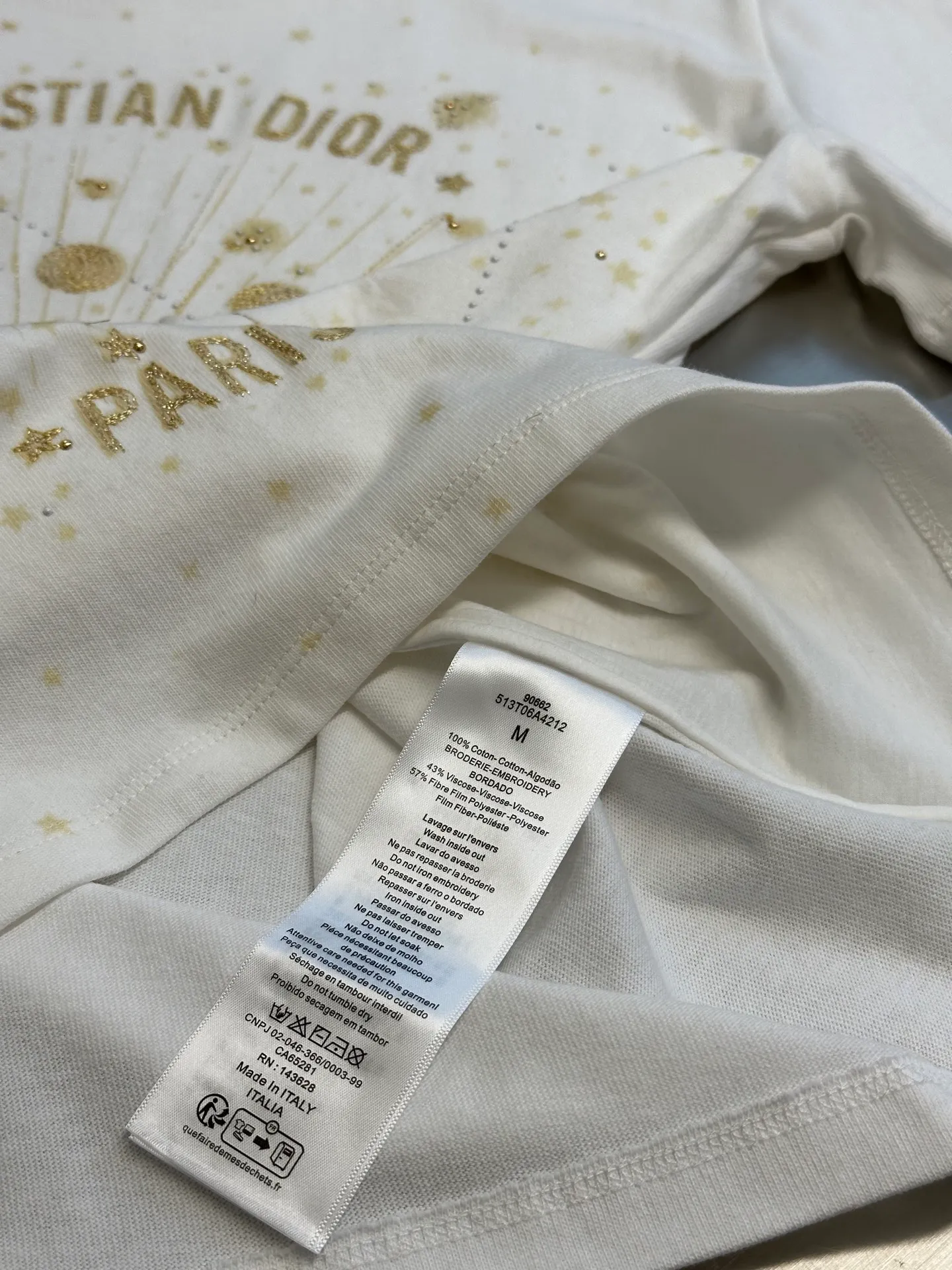 🅿️390 Women's Dior Gold Stars and Moon Heavy Embroidery Short Sleeves This T-shirt is carefully crafted from white cotton jersey fabric and decorated with gold-tone Dior Astral graphic print and embroidery, showing the Serpent and the phases of the moon, paying tribute to Mr. Dior's love for the constellations. The classic crew neck design and the Christian Dior Paris signature on the front add to the style. Pair with other Dior Astral pieces for a sophisticated and stylish look.  size：s m l