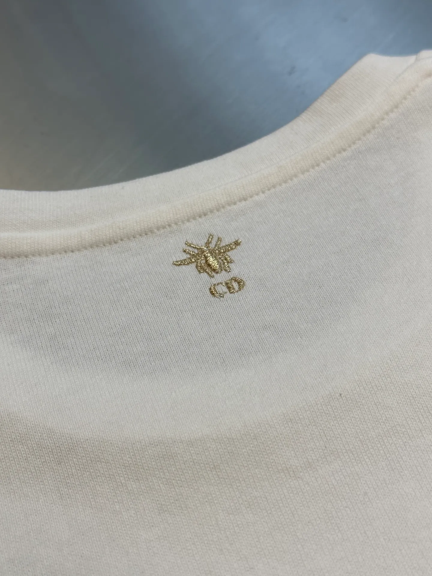 🅿️390 Women's Dior Gold Stars and Moon Heavy Embroidery Short Sleeves This T-shirt is carefully crafted from white cotton jersey fabric and decorated with gold-tone Dior Astral graphic print and embroidery, showing the Serpent and the phases of the moon, paying tribute to Mr. Dior's love for the constellations. The classic crew neck design and the Christian Dior Paris signature on the front add to the style. Pair with other Dior Astral pieces for a sophisticated and stylish look.  size：s m l