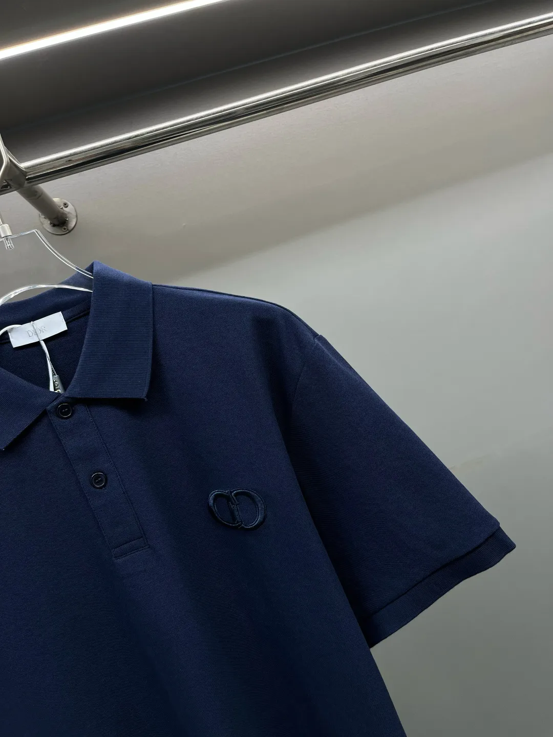 🅿️230 DIOR Dior CD embroidered new Polo shirt. Original fabric. Official same style. Made of 210g pure cotton pique fabric, customized in the same vat dyeing fabric. It feels very comfortable and smooth. The version is quite wide and stylish. Produced by a first-line brand factory. Imported Behringer embroidery machine. The embroidery is full and textured. The collar rib is woven with imported yarn. It will not deform after long-term wear. The latest style for spring and summer. Fashionable and individual. Super versatile and good-looking. It is very suitable for both men and women. It is a must-have item. Color: black, white, royal blue, gray. Size: S-XXL