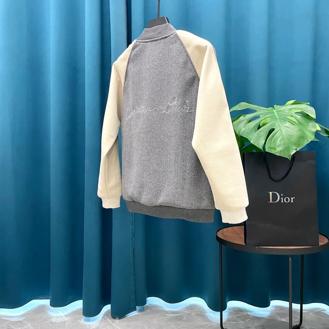 🅿️410 Dior➡️Dior runway style baseball jacket. I ordered the original model and took a month to finally ship it. I love it so much. The upper body is really cool. A blogger on Douyin said that LV's new products this year will become the future trend. If you look through street photos, you will find that celebrities regard it as a collectible jacket, a must-have item for men and women who want light luxury for commuting. Developing the highest version on the entire network, it took 1 month to customize and the cost was extremely high. The German imported flat-machine made custom-woven wool jacquard threads, using the first layer of imported lambskin. The pleated texture is unparalleled. It is hand-cut and meticulously crafted. The stitching position is very technical. Whether the whole garment is good or not depends on this position. Top-notch workmanship and details can stand the test. A full set of customized accessories, the letters are clear and perfectly restored without any difference. High-end atmosphere and full grade! The entire dress is exclusively customized with heavy craftsmanship. The towel patch embroidery is perfectly combined with craft embroidery and precise stitching! Absolute craftsmanship quality!