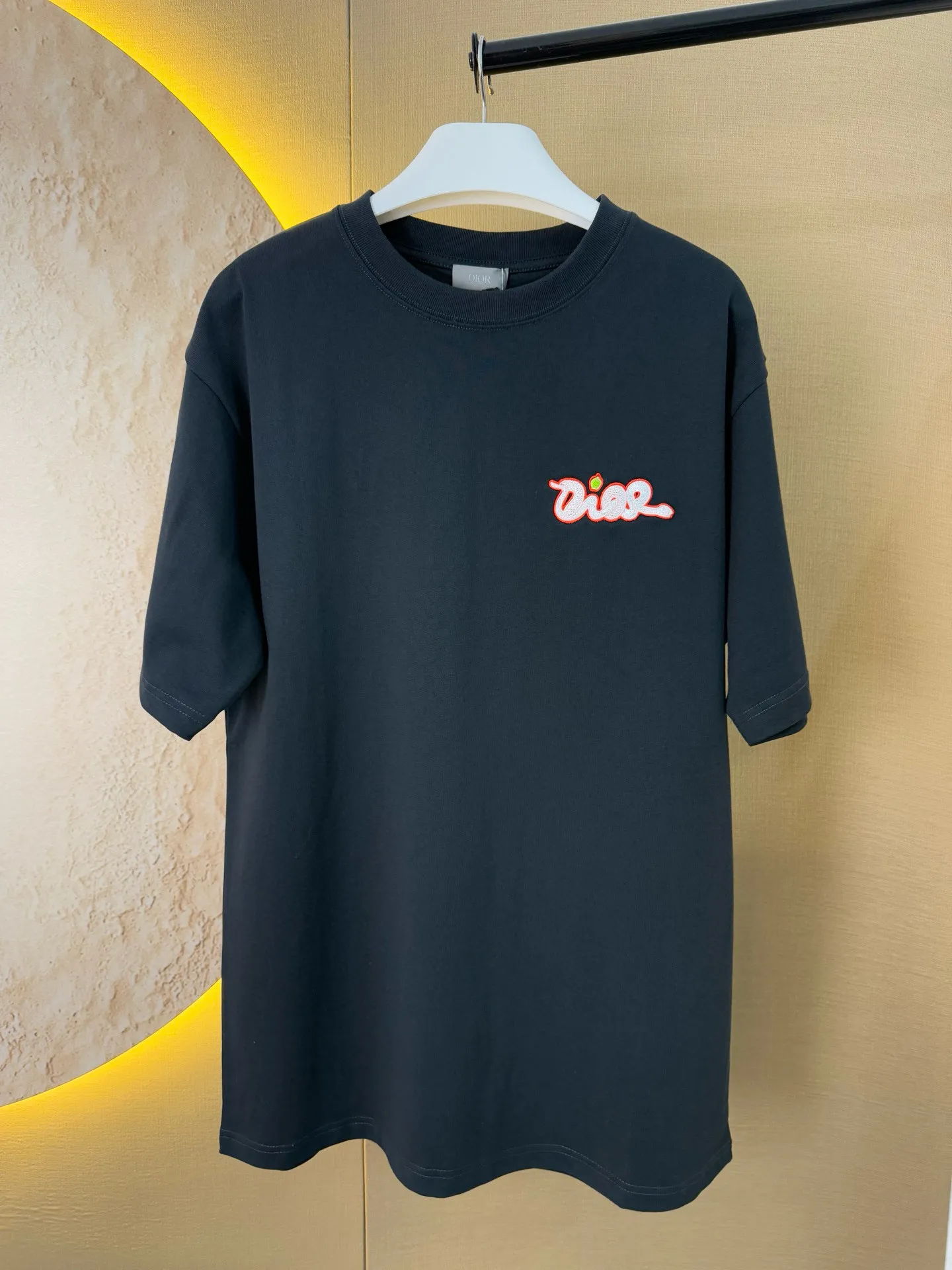 🅿️156 Net price Dior Year of the Snake limited edition Apple Snake Embroidered Chapter Short Sleeves Made of pure cotton 12S fine cotton plain weave fabric, 310g. The embroidery pattern is based on tatami embroidery technology. The embroidery uses a special single-needle arrangement. The stitches are tight and flat, forming a texture similar to the tatami grid, making the embroidery pattern have a strong three-dimensional and layered feel. Embroidered with silk threads of multiple colors, the colors are bright and contrasting, showing rich patterns and details. The outline is stroked by needle embroidery, the embroidery pattern is matched with the brand logo design, and the brand letter logo is single-needle flat embroidered. Made from a variety of needlework; the outline of the pattern is embroidered with a single straight line and straight silk thread. The outline edges and letter embroidery are stitched together to create clear and rich three-dimensional layers. The standard round neck and short-sleeved version has a rounded arc neckline, which is suitable for various face shapes and body shapes; the sleeve length is moderate and ends just above the elbow, showing a smart and neat image. The slim fit can show off the wearer's body curves without sacrificing comfort. The collar, cuffs, hem and other parts are all sewn with fine double-needle stitching. Size: S-XL