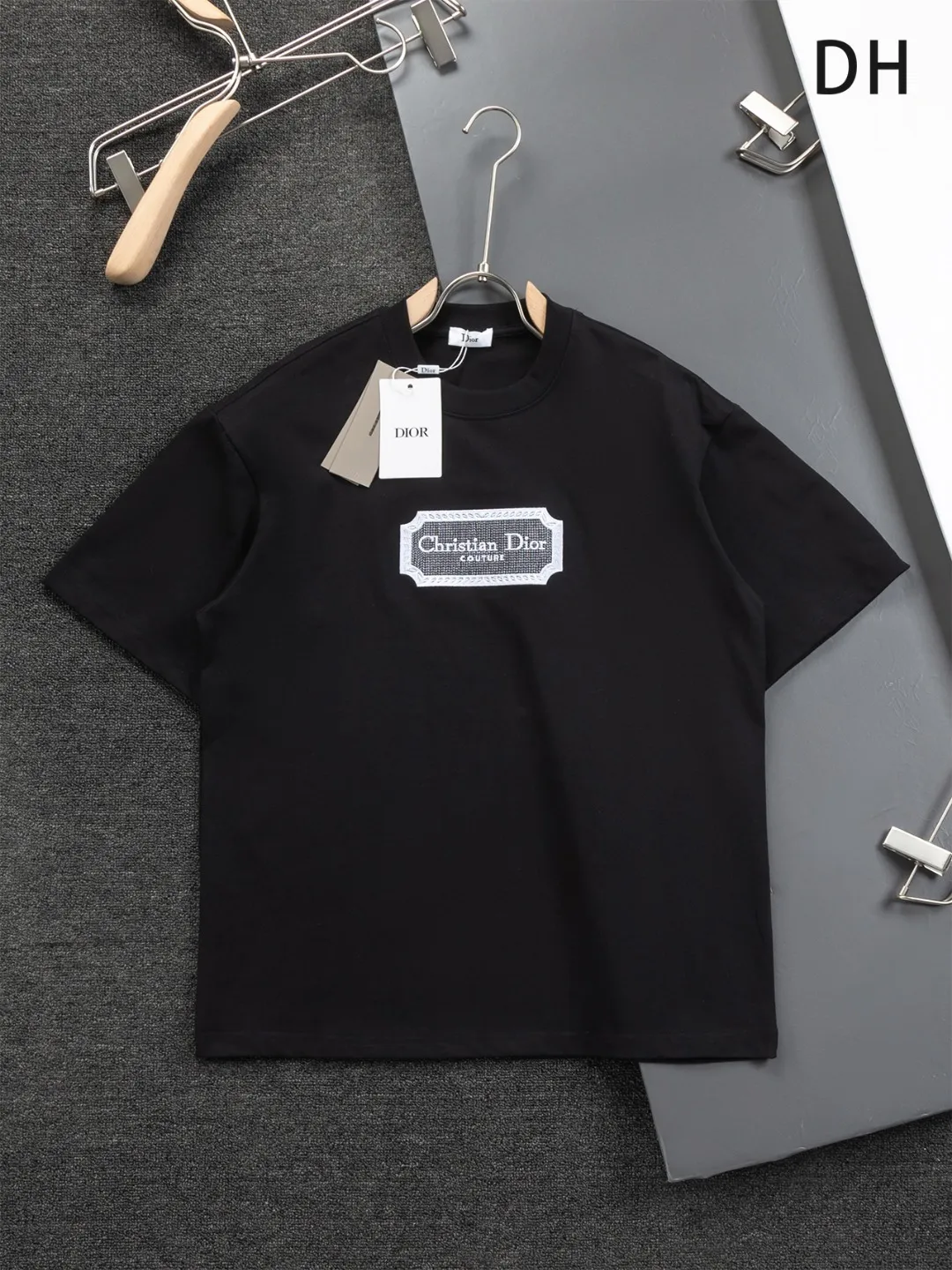 🅿️190 Dior Dior micro wide version CD micro wide version S-Xl 25ss forever unbeatable classic style permanent boutique counter eternal classic style CD silver label letter embroidery🪡logo pattern As the leader in the luxury world, the D family is well-deserved. The first thing that catches the eye is the loose and comfortable black and white solid color version of the piece we are going to talk about today. The ribbed round collar has become the best modification of its version, and the D family has the upper body LOGO listed on the front, and the unique embroidery design of the letter logo patch highlights the texture! The most traditional modification method combined with the simplest color scale contrast forms the strongest and direct contrast, and this is often the most concise and clear minimalist modification method~~A nostalgic classic atmosphere also spreads in this work inadvertently! ! Featuring a distinctive 47 logo patch embroidery on the front, a unique tribute to Dior's historic year! Coupled with the blessing of 320 grams of cotton material, both the upper body comfort and the existence are unparalleled. It can be said to be a must-have companion in summer. The excellent breathability and comfortable wearing feeling are unparalleled~ Recommended! ! Color: Black and white Size: S-XL Size chart: S: Shoulder width 55-Bust 56-Length 71.5 M: Shoulder width 56.5-Bust 58-Length 73 L: Shoulder width 58-Bust 60-Length 74.5 XL: Shoulder width 59.5-Bust 62-Length 76