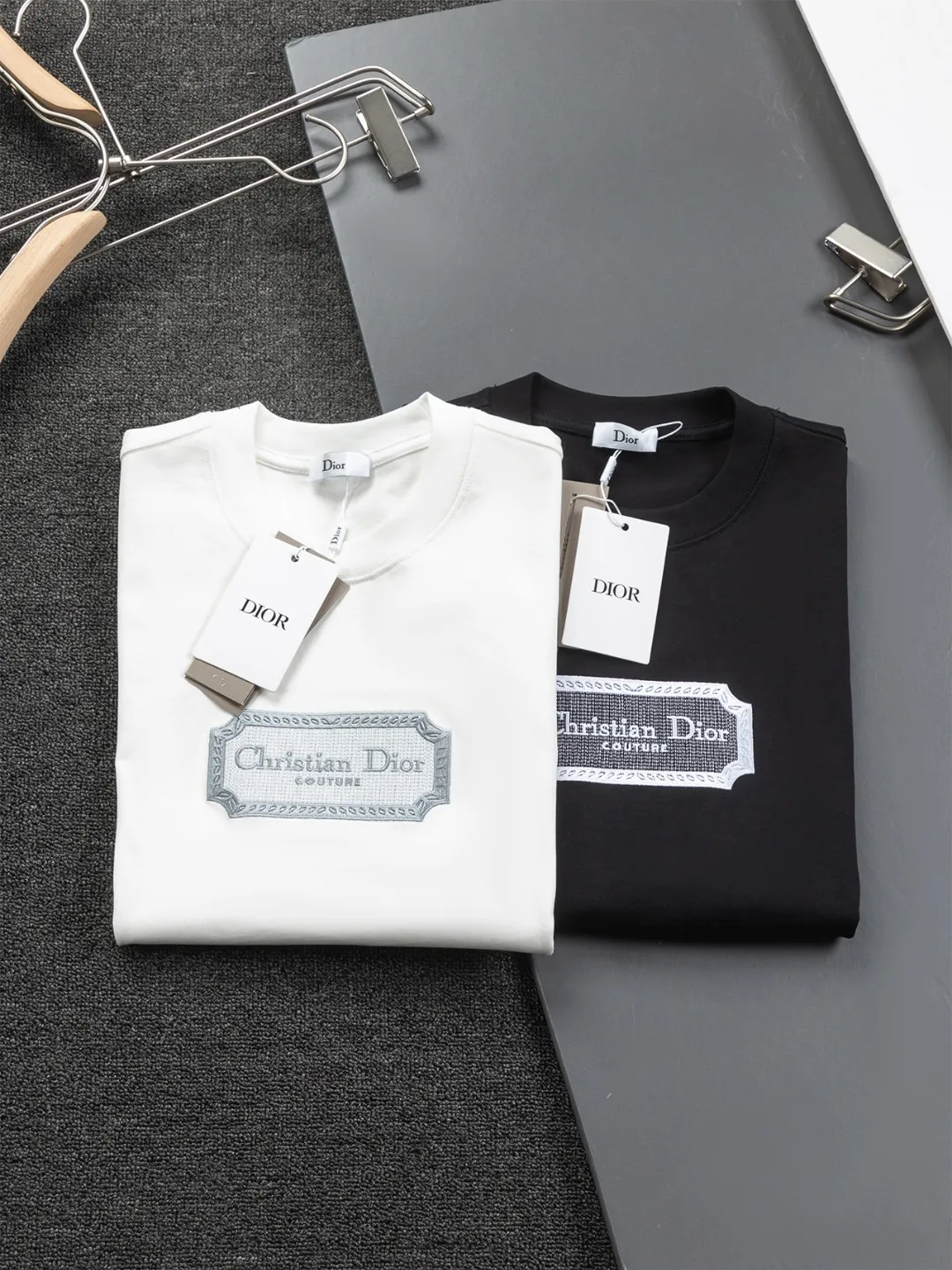 🅿️190 Dior Dior micro wide version CD micro wide version S-Xl 25ss forever unbeatable classic style permanent boutique counter eternal classic style CD silver label letter embroidery🪡logo pattern As the leader in the luxury world, the D family is well-deserved. The first thing that catches the eye is the loose and comfortable black and white solid color version of the piece we are going to talk about today. The ribbed round collar has become the best modification of its version, and the D family has the upper body LOGO listed on the front, and the unique embroidery design of the letter logo patch highlights the texture! The most traditional modification method combined with the simplest color scale contrast forms the strongest and direct contrast, and this is often the most concise and clear minimalist modification method~~A nostalgic classic atmosphere also spreads in this work inadvertently! ! Featuring a distinctive 47 logo patch embroidery on the front, a unique tribute to Dior's historic year! Coupled with the blessing of 320 grams of cotton material, both the upper body comfort and the existence are unparalleled. It can be said to be a must-have companion in summer. The excellent breathability and comfortable wearing feeling are unparalleled~ Recommended! ! Color: Black and white Size: S-XL Size chart: S: Shoulder width 55-Bust 56-Length 71.5 M: Shoulder width 56.5-Bust 58-Length 73 L: Shoulder width 58-Bust 60-Length 74.5 XL: Shoulder width 59.5-Bust 62-Length 76
