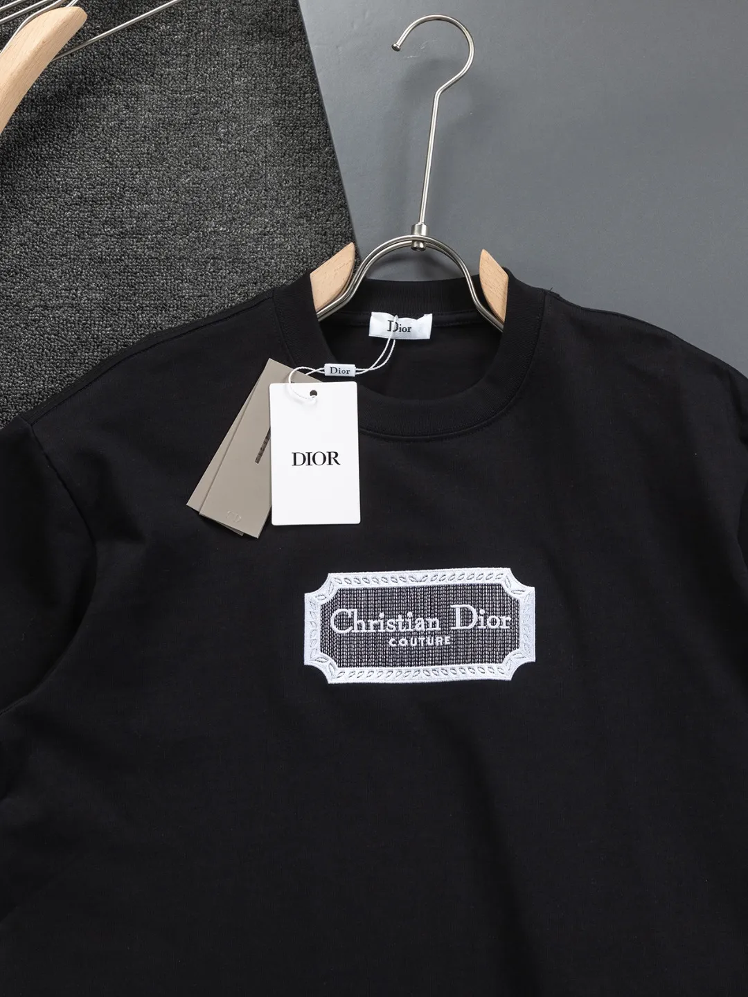 🅿️190 Dior Dior micro wide version CD micro wide version S-Xl 25ss forever unbeatable classic style permanent boutique counter eternal classic style CD silver label letter embroidery🪡logo pattern As the leader in the luxury world, the D family is well-deserved. The first thing that catches the eye is the loose and comfortable black and white solid color version of the piece we are going to talk about today. The ribbed round collar has become the best modification of its version, and the D family has the upper body LOGO listed on the front, and the unique embroidery design of the letter logo patch highlights the texture! The most traditional modification method combined with the simplest color scale contrast forms the strongest and direct contrast, and this is often the most concise and clear minimalist modification method~~A nostalgic classic atmosphere also spreads in this work inadvertently! ! Featuring a distinctive 47 logo patch embroidery on the front, a unique tribute to Dior's historic year! Coupled with the blessing of 320 grams of cotton material, both the upper body comfort and the existence are unparalleled. It can be said to be a must-have companion in summer. The excellent breathability and comfortable wearing feeling are unparalleled~ Recommended! ! Color: Black and white Size: S-XL Size chart: S: Shoulder width 55-Bust 56-Length 71.5 M: Shoulder width 56.5-Bust 58-Length 73 L: Shoulder width 58-Bust 60-Length 74.5 XL: Shoulder width 59.5-Bust 62-Length 76