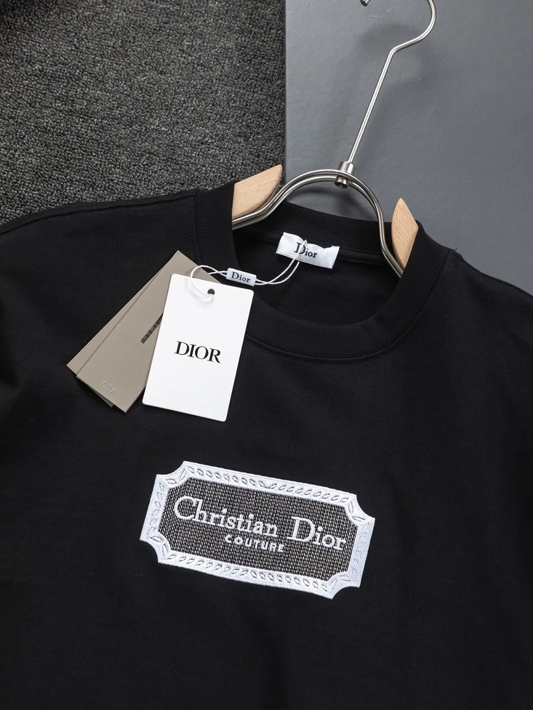 🅿️190 Dior Dior micro wide version CD micro wide version S-Xl 25ss forever unbeatable classic style permanent boutique counter eternal classic style CD silver label letter embroidery🪡logo pattern As the leader in the luxury world, the D family is well-deserved. The first thing that catches the eye is the loose and comfortable black and white solid color version of the piece we are going to talk about today. The ribbed round collar has become the best modification of its version, and the D family has the upper body LOGO listed on the front, and the unique embroidery design of the letter logo patch highlights the texture! The most traditional modification method combined with the simplest color scale contrast forms the strongest and direct contrast, and this is often the most concise and clear minimalist modification method~~A nostalgic classic atmosphere also spreads in this work inadvertently! ! Featuring a distinctive 47 logo patch embroidery on the front, a unique tribute to Dior's historic year! Coupled with the blessing of 320 grams of cotton material, both the upper body comfort and the existence are unparalleled. It can be said to be a must-have companion in summer. The excellent breathability and comfortable wearing feeling are unparalleled~ Recommended! ! Color: Black and white Size: S-XL Size chart: S: Shoulder width 55-Bust 56-Length 71.5 M: Shoulder width 56.5-Bust 58-Length 73 L: Shoulder width 58-Bust 60-Length 74.5 XL: Shoulder width 59.5-Bust 62-Length 76