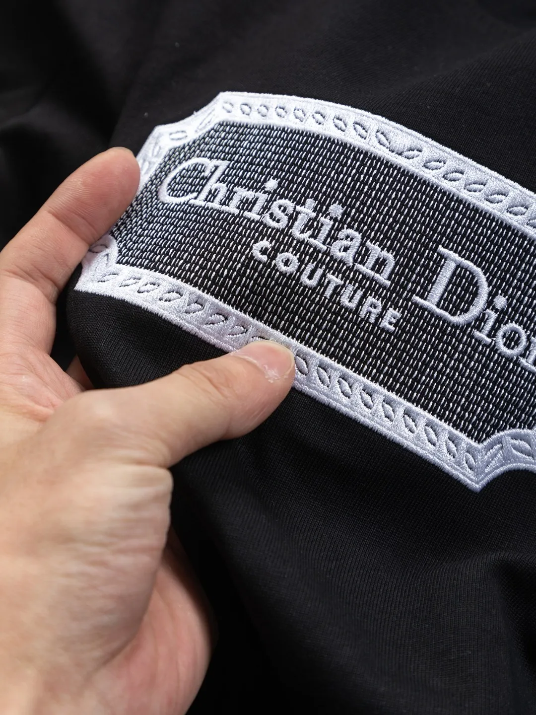 🅿️190 Dior Dior micro wide version CD micro wide version S-Xl 25ss forever unbeatable classic style permanent boutique counter eternal classic style CD silver label letter embroidery🪡logo pattern As the leader in the luxury world, the D family is well-deserved. The first thing that catches the eye is the loose and comfortable black and white solid color version of the piece we are going to talk about today. The ribbed round collar has become the best modification of its version, and the D family has the upper body LOGO listed on the front, and the unique embroidery design of the letter logo patch highlights the texture! The most traditional modification method combined with the simplest color scale contrast forms the strongest and direct contrast, and this is often the most concise and clear minimalist modification method~~A nostalgic classic atmosphere also spreads in this work inadvertently! ! Featuring a distinctive 47 logo patch embroidery on the front, a unique tribute to Dior's historic year! Coupled with the blessing of 320 grams of cotton material, both the upper body comfort and the existence are unparalleled. It can be said to be a must-have companion in summer. The excellent breathability and comfortable wearing feeling are unparalleled~ Recommended! ! Color: Black and white Size: S-XL Size chart: S: Shoulder width 55-Bust 56-Length 71.5 M: Shoulder width 56.5-Bust 58-Length 73 L: Shoulder width 58-Bust 60-Length 74.5 XL: Shoulder width 59.5-Bust 62-Length 76