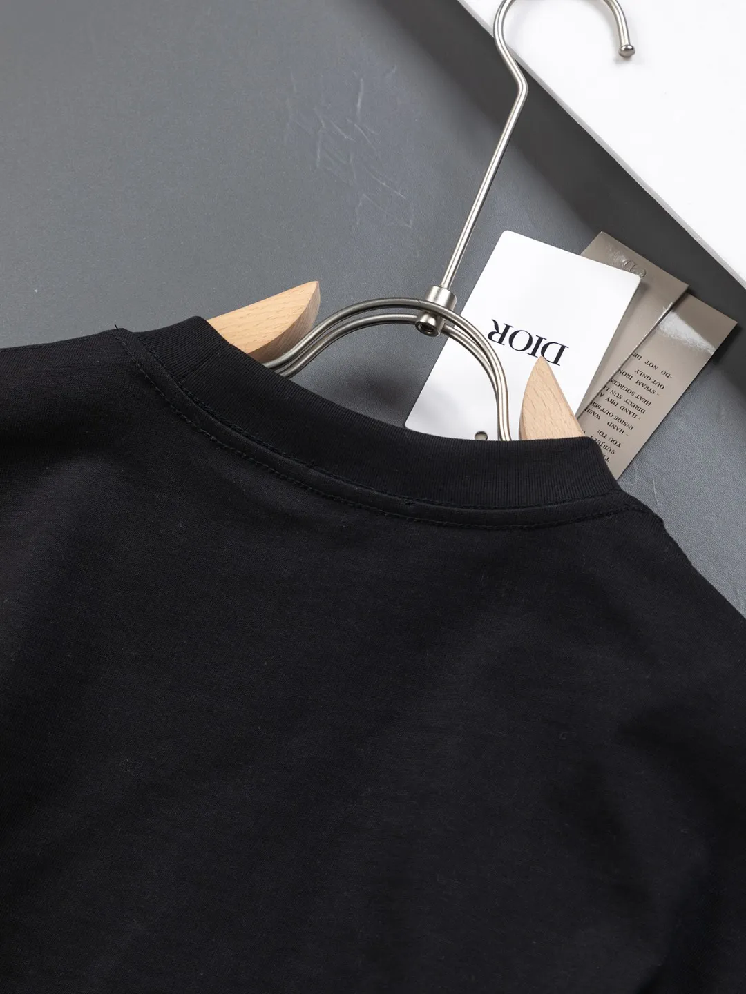 🅿️190 Dior Dior micro wide version CD micro wide version S-Xl 25ss forever unbeatable classic style permanent boutique counter eternal classic style CD silver label letter embroidery🪡logo pattern As the leader in the luxury world, the D family is well-deserved. The first thing that catches the eye is the loose and comfortable black and white solid color version of the piece we are going to talk about today. The ribbed round collar has become the best modification of its version, and the D family has the upper body LOGO listed on the front, and the unique embroidery design of the letter logo patch highlights the texture! The most traditional modification method combined with the simplest color scale contrast forms the strongest and direct contrast, and this is often the most concise and clear minimalist modification method~~A nostalgic classic atmosphere also spreads in this work inadvertently! ! Featuring a distinctive 47 logo patch embroidery on the front, a unique tribute to Dior's historic year! Coupled with the blessing of 320 grams of cotton material, both the upper body comfort and the existence are unparalleled. It can be said to be a must-have companion in summer. The excellent breathability and comfortable wearing feeling are unparalleled~ Recommended! ! Color: Black and white Size: S-XL Size chart: S: Shoulder width 55-Bust 56-Length 71.5 M: Shoulder width 56.5-Bust 58-Length 73 L: Shoulder width 58-Bust 60-Length 74.5 XL: Shoulder width 59.5-Bust 62-Length 76