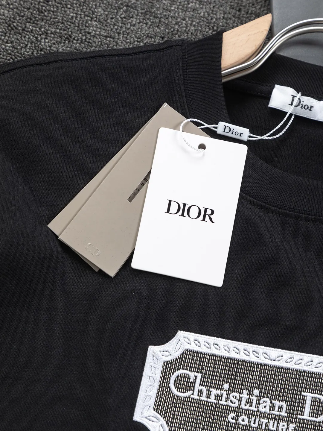 🅿️190 Dior Dior micro wide version CD micro wide version S-Xl 25ss forever unbeatable classic style permanent boutique counter eternal classic style CD silver label letter embroidery🪡logo pattern As the leader in the luxury world, the D family is well-deserved. The first thing that catches the eye is the loose and comfortable black and white solid color version of the piece we are going to talk about today. The ribbed round collar has become the best modification of its version, and the D family has the upper body LOGO listed on the front, and the unique embroidery design of the letter logo patch highlights the texture! The most traditional modification method combined with the simplest color scale contrast forms the strongest and direct contrast, and this is often the most concise and clear minimalist modification method~~A nostalgic classic atmosphere also spreads in this work inadvertently! ! Featuring a distinctive 47 logo patch embroidery on the front, a unique tribute to Dior's historic year! Coupled with the blessing of 320 grams of cotton material, both the upper body comfort and the existence are unparalleled. It can be said to be a must-have companion in summer. The excellent breathability and comfortable wearing feeling are unparalleled~ Recommended! ! Color: Black and white Size: S-XL Size chart: S: Shoulder width 55-Bust 56-Length 71.5 M: Shoulder width 56.5-Bust 58-Length 73 L: Shoulder width 58-Bust 60-Length 74.5 XL: Shoulder width 59.5-Bust 62-Length 76