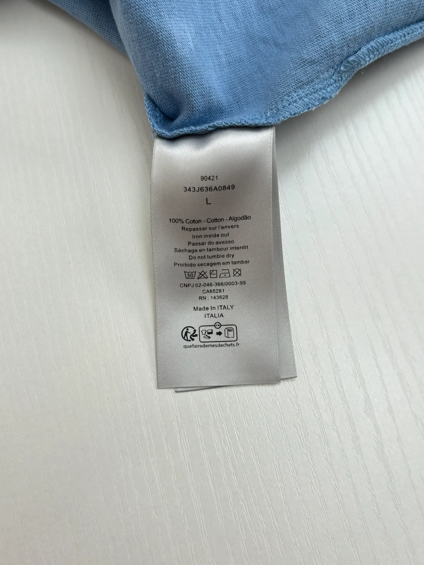 🅿️320 Dio*/Dior classic slogan letter printed hole washed short sleeves The fabric is made of 10s pure cotton slub plain fabric with a weight of 310g. This fabric is used as the collar, and the round collar is manually positioned on a flat machine. The front and back panels are printed with hand-made platen silk screen glue, and the film is engraved with laser dots to create a hollowed-out effect of missing letters. The clothes are designed with bifurcated sides, and the hems of the front and rear panels are cut with a special machine to pick the legs. There are lines on the surface to create a hollow effect. The entire garment is manually positioned and cut with holes, and the garment is fermented and washed to create a nostalgic effect. Size：S/M/L/XL
