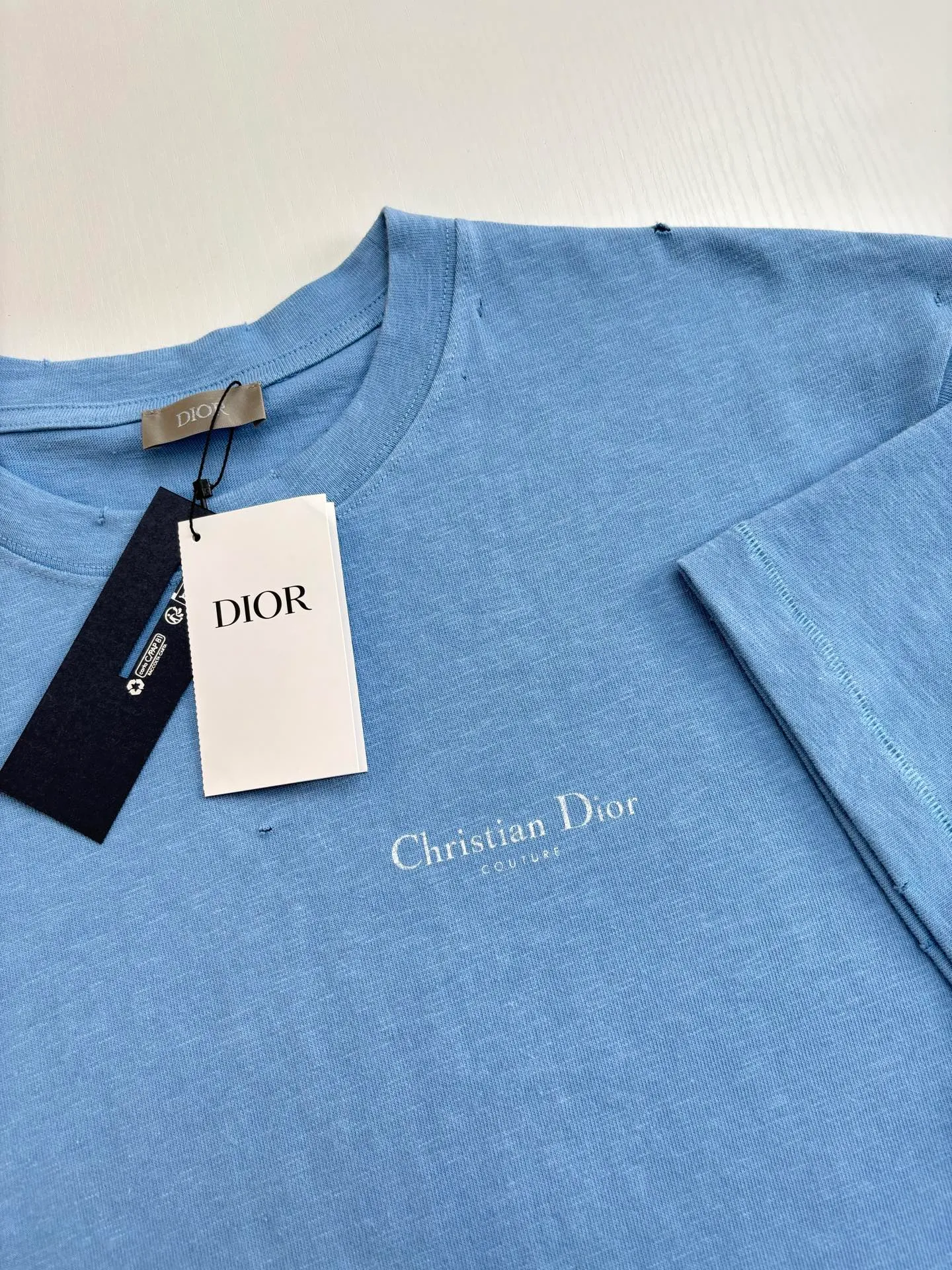 🅿️320 Dio*/Dior classic slogan letter printed hole washed short sleeves The fabric is made of 10s pure cotton slub plain fabric with a weight of 310g. This fabric is used as the collar, and the round collar is manually positioned on a flat machine. The front and back panels are printed with hand-made platen silk screen glue, and the film is engraved with laser dots to create a hollowed-out effect of missing letters. The clothes are designed with bifurcated sides, and the hems of the front and rear panels are cut with a special machine to pick the legs. There are lines on the surface to create a hollow effect. The entire garment is manually positioned and cut with holes, and the garment is fermented and washed to create a nostalgic effect. Size：S/M/L/XL