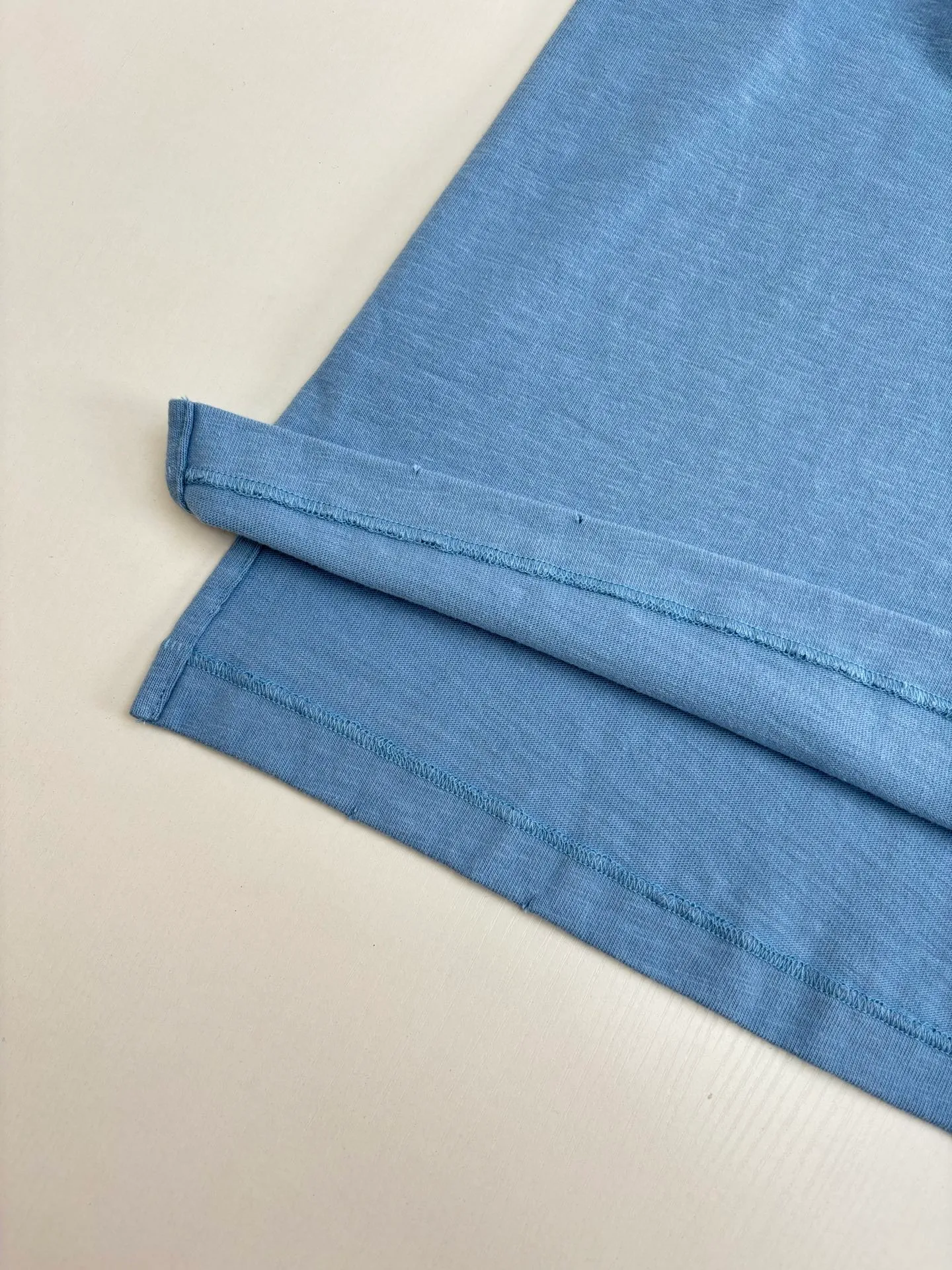 🅿️320 Dio*/Dior classic slogan letter printed hole washed short sleeves The fabric is made of 10s pure cotton slub plain fabric with a weight of 310g. This fabric is used as the collar, and the round collar is manually positioned on a flat machine. The front and back panels are printed with hand-made platen silk screen glue, and the film is engraved with laser dots to create a hollowed-out effect of missing letters. The clothes are designed with bifurcated sides, and the hems of the front and rear panels are cut with a special machine to pick the legs. There are lines on the surface to create a hollow effect. The entire garment is manually positioned and cut with holes, and the garment is fermented and washed to create a nostalgic effect. Size：S/M/L/XL