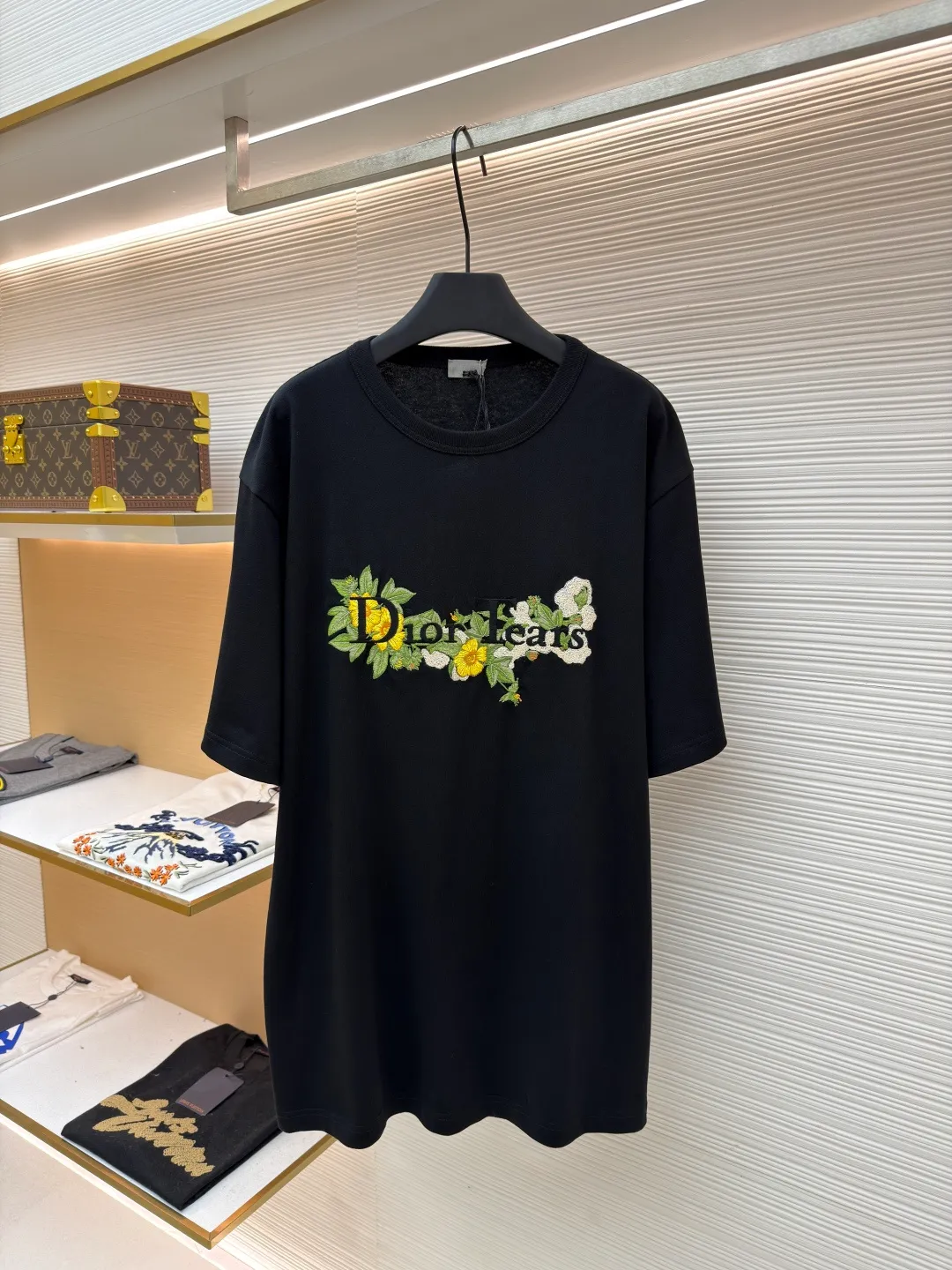 Dior letter floral embroidery short-sleeved T-shirt ●Original version: Purchased and developed by 8730 ●Item number: 1681693-A20 ●Fabric: cotton fabric ●Technology: embroidery production ●Color: black ●Version: fitted version ●Weight: about 425 grams ●Size: XS-S-M-L ●Description: Matching [21s combed cotton compact siro spinning yarn flat machine ribbing], the front panel is embroidered with [Tajima embroidery machine imported from Japan], the flowers and green leaves are made of [nylon material super matte thread], the letters are made of [30 metric double-ply wool yarn], a total of [11 colors flat embroidered tatami + wool crochet combination embroidery], the opening is [customized postcard new flower tag]. The overall wiring is straight and delicate, the fabric is comfortable and soft, and the color is consistent without color difference. It can be matched with the same style to create a fashionable look and control various occasions. Customized accessories, complete with three standards, same style for men and women!