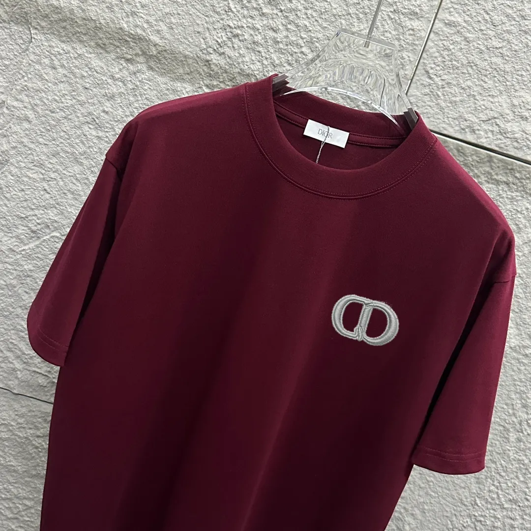 🅿️180 Dio*Dior* 2025 Spring and Summer Style Classic Silver Line Letters CD Embroidered Personalized Logo Customized Double Yarn Plain Cotton Fabric Short Sleeve T-shirt Unisex Color: Angora Red Black White Light Blue Floral Gray Size: S (90-130 catties) M (120-150 catties) L (140-165 catties) XL (160-180 pounds) XXL (180-210 pounds)
