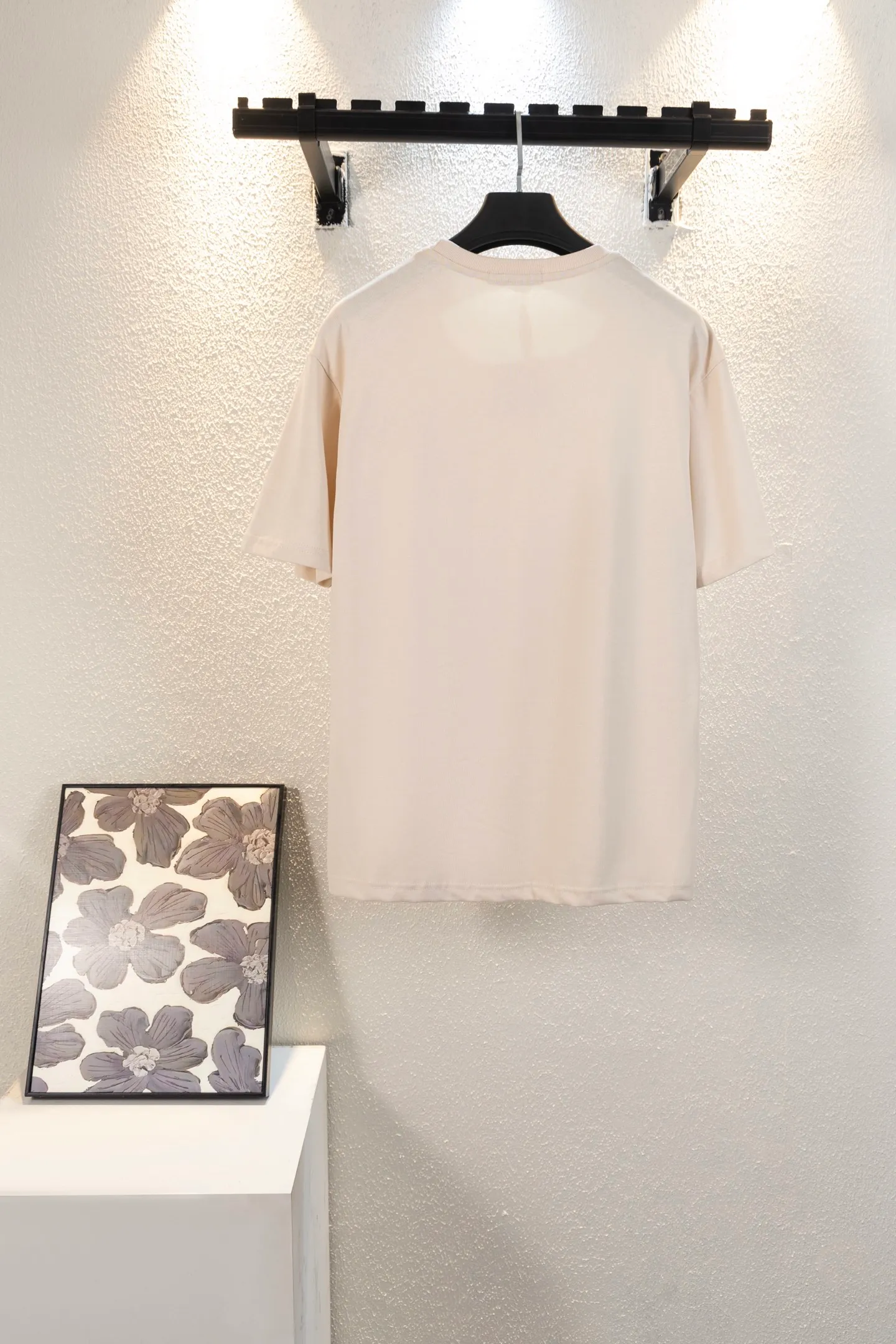 🅿️170 style number k8038 DIOR Dior embroidered letters‼ ️Short-sleeved T-shirt® is the same as the official website *Customized 280g cotton fabric, soft, skin-friendly and comfortable *CD letter logo embroidered on the front *A very simple and elegant one that is unparalleled in terms of upper body comfort, interpreting your luxury and taste, and creating your fashionable charm. ⚠️Washing method: It is recommended to dry clean or wrap the reverse side in a laundry bag and machine wash it quickly in cold water and let it dry naturally! ⚠️ Same style for men and women 𝐂𝐎𝐋𝐎𝐔𝐑: white black light apricot 𝐒𝐈𝐙𝐄 XS S M L