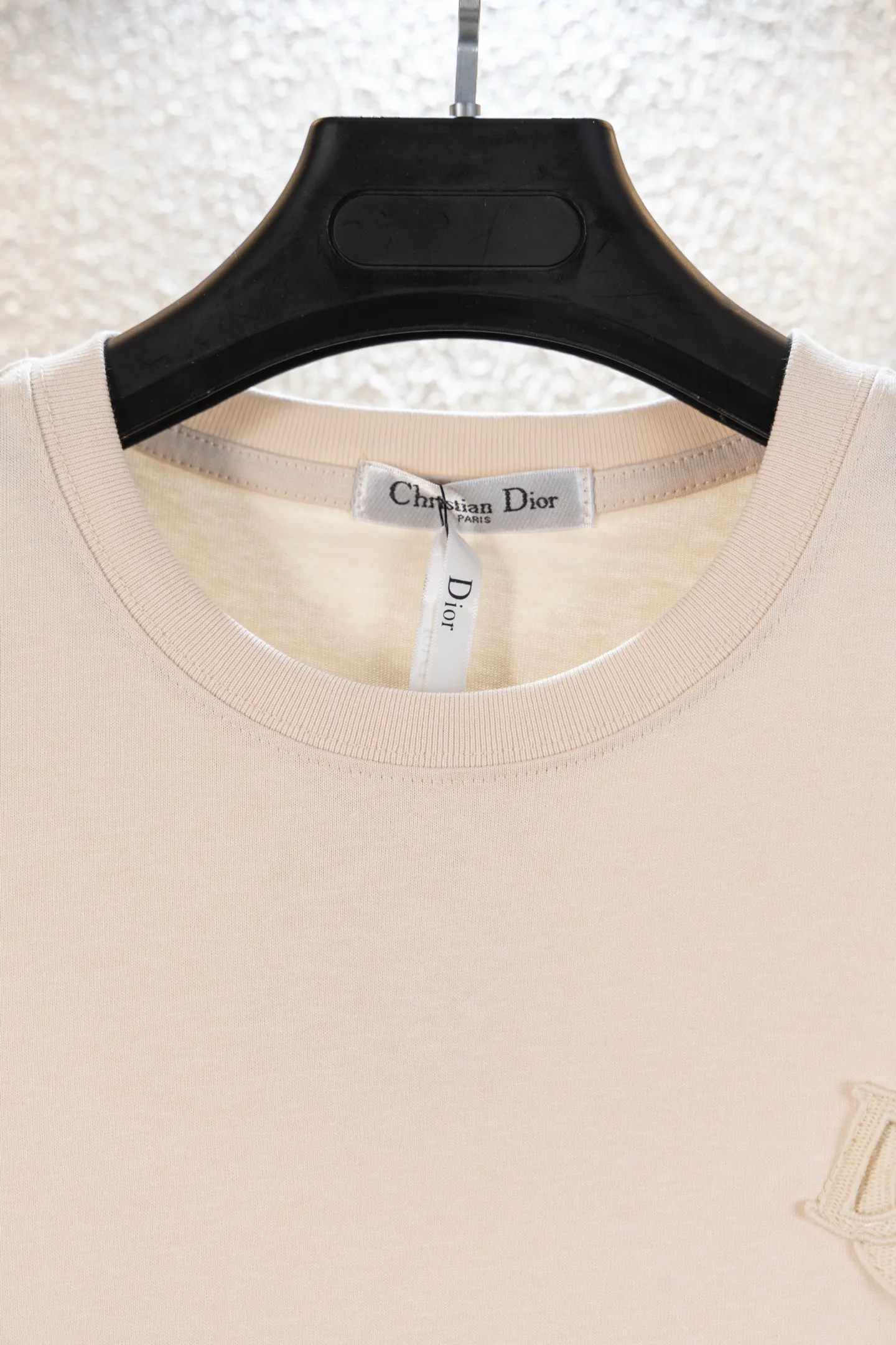 🅿️170 style number k8038 DIOR Dior embroidered letters‼ ️Short-sleeved T-shirt® is the same as the official website *Customized 280g cotton fabric, soft, skin-friendly and comfortable *CD letter logo embroidered on the front *A very simple and elegant one that is unparalleled in terms of upper body comfort, interpreting your luxury and taste, and creating your fashionable charm. ⚠️Washing method: It is recommended to dry clean or wrap the reverse side in a laundry bag and machine wash it quickly in cold water and let it dry naturally! ⚠️ Same style for men and women 𝐂𝐎𝐋𝐎𝐔𝐑: white black light apricot 𝐒𝐈𝐙𝐄 XS S M L